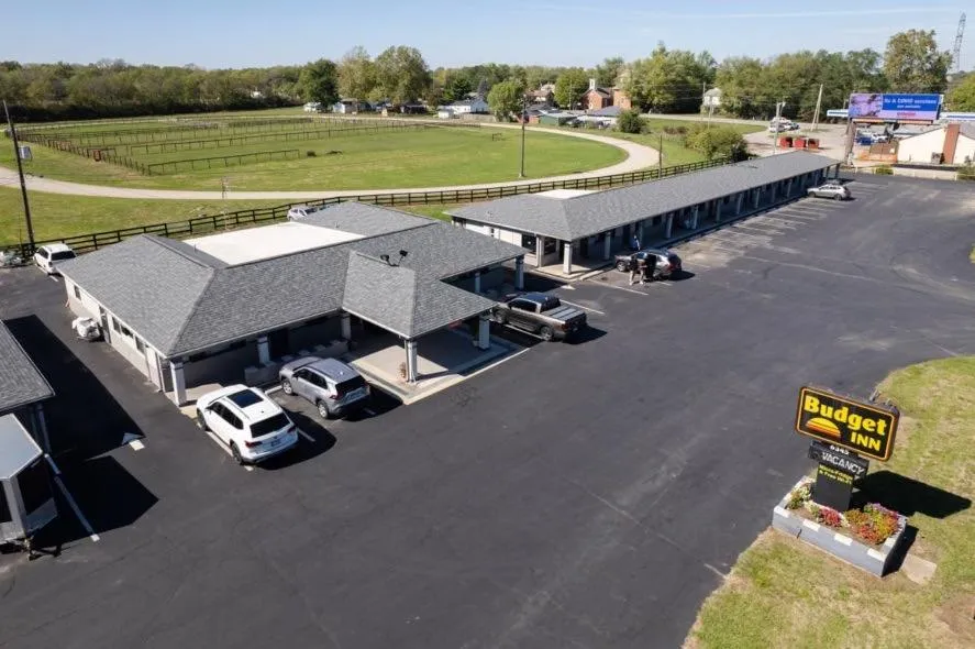 Property building in Budget Inn Columbus