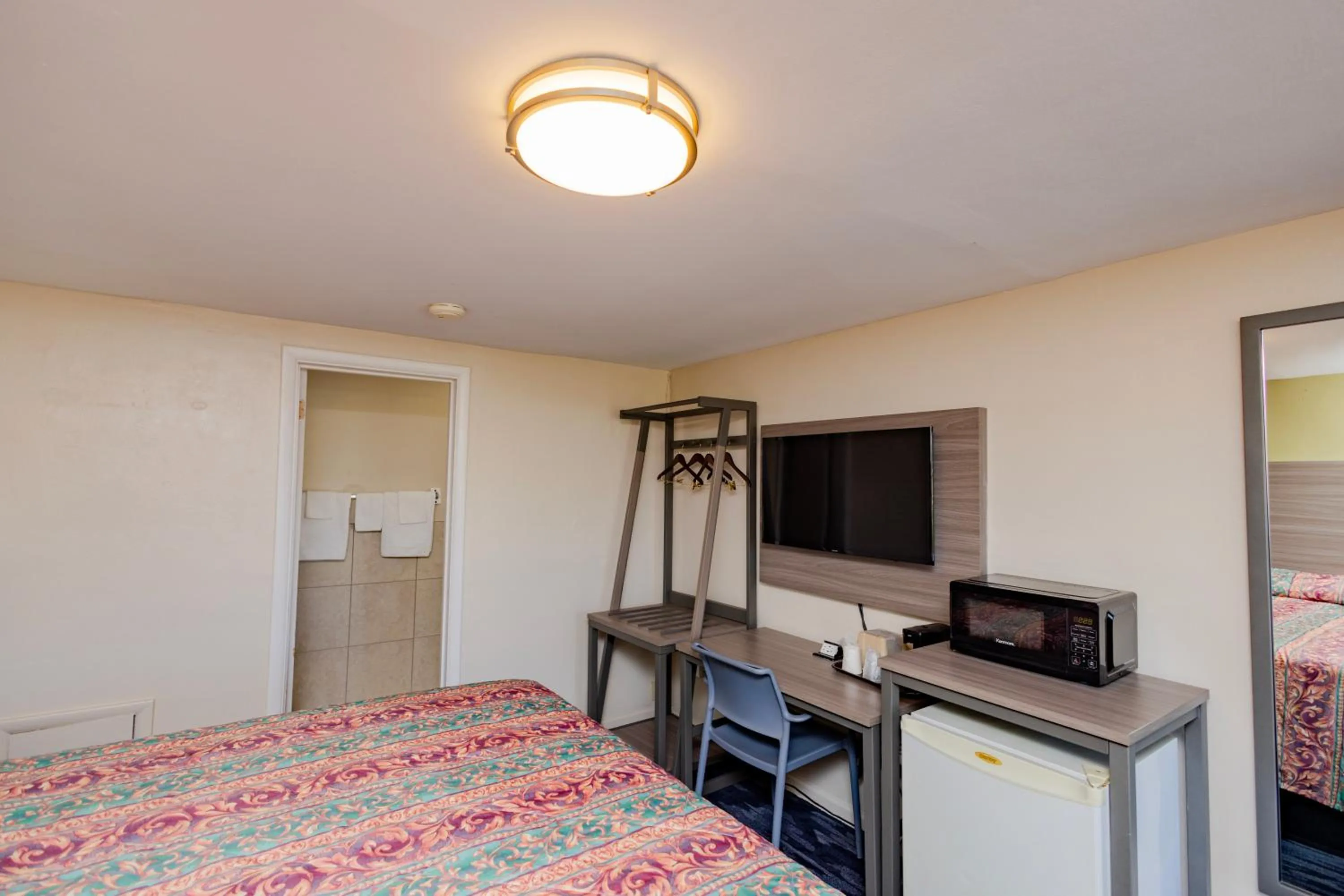 Coffee/tea facilities, Bed in Budget Inn Columbus