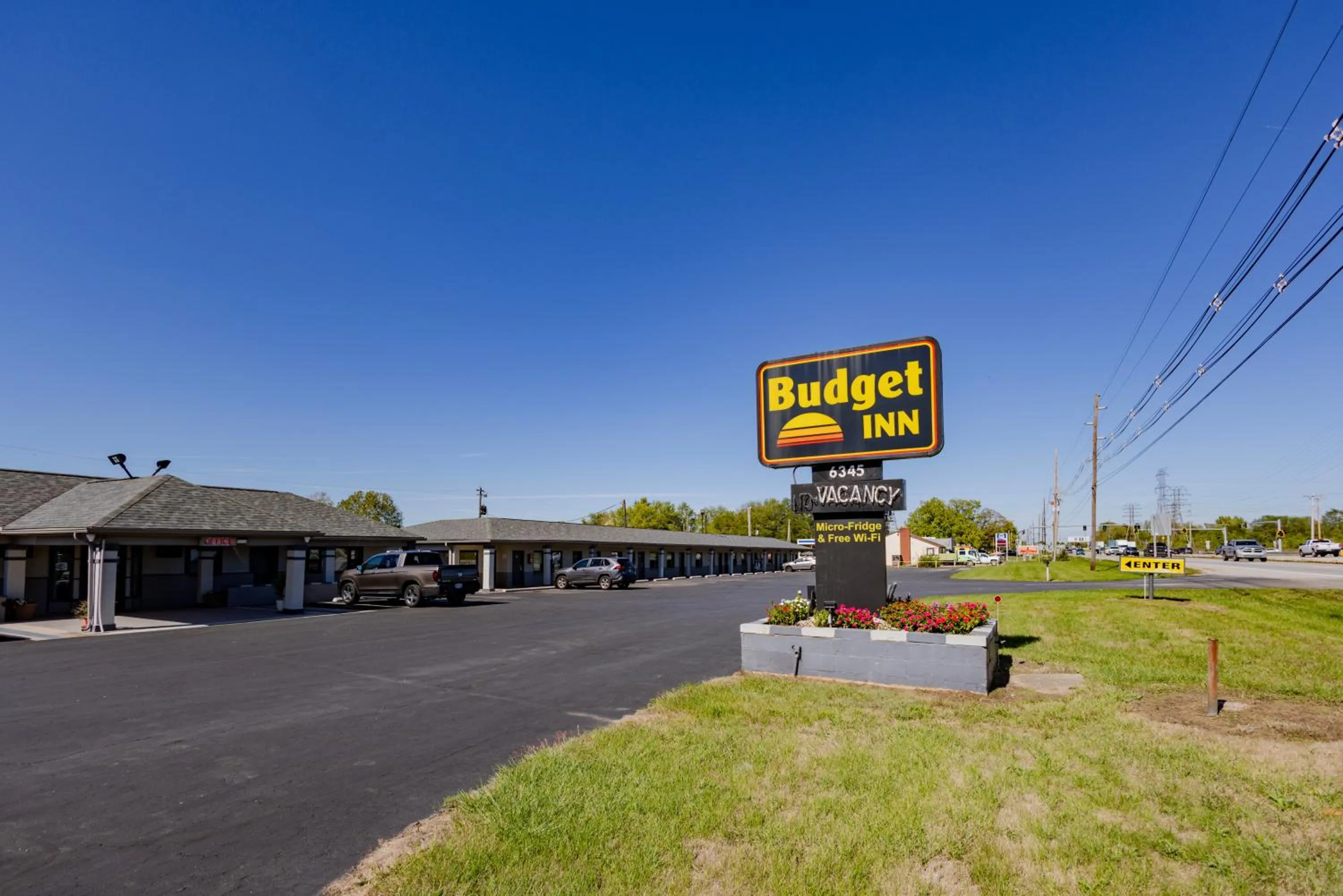 Property building in Budget Inn Columbus