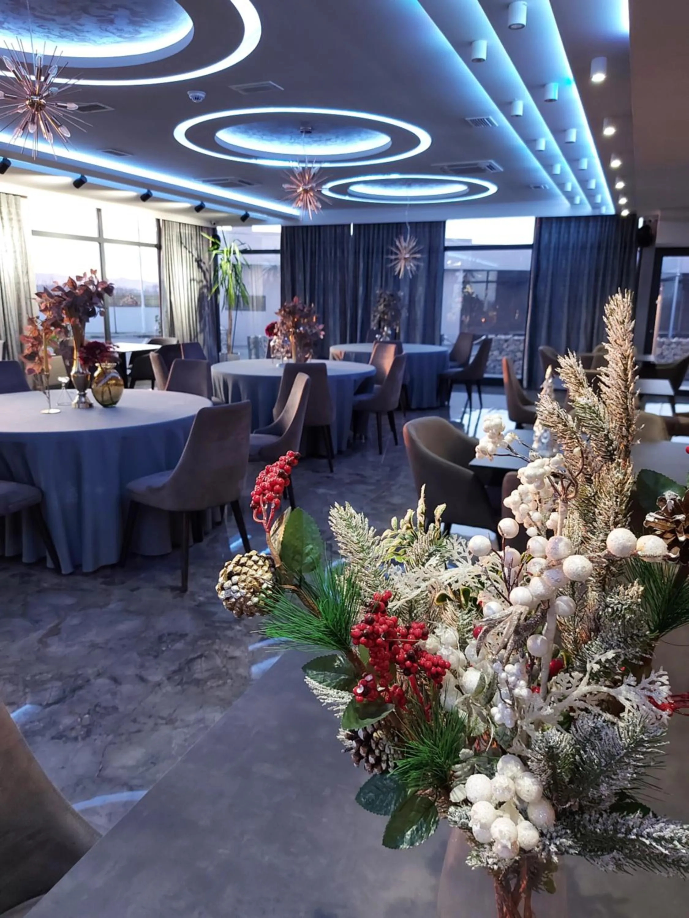 Restaurant/places to eat in Hotel River