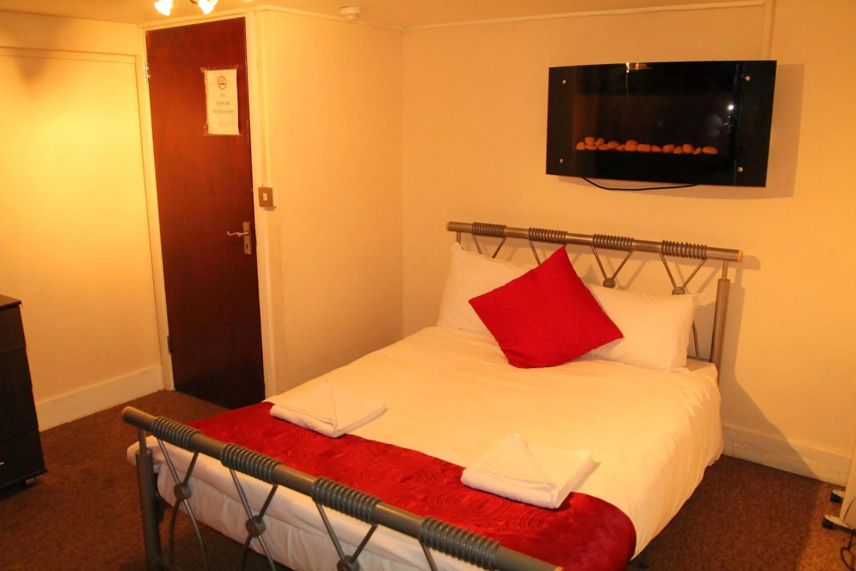 Photo of the whole room, Bed in London Olympus Hotel Nirvana