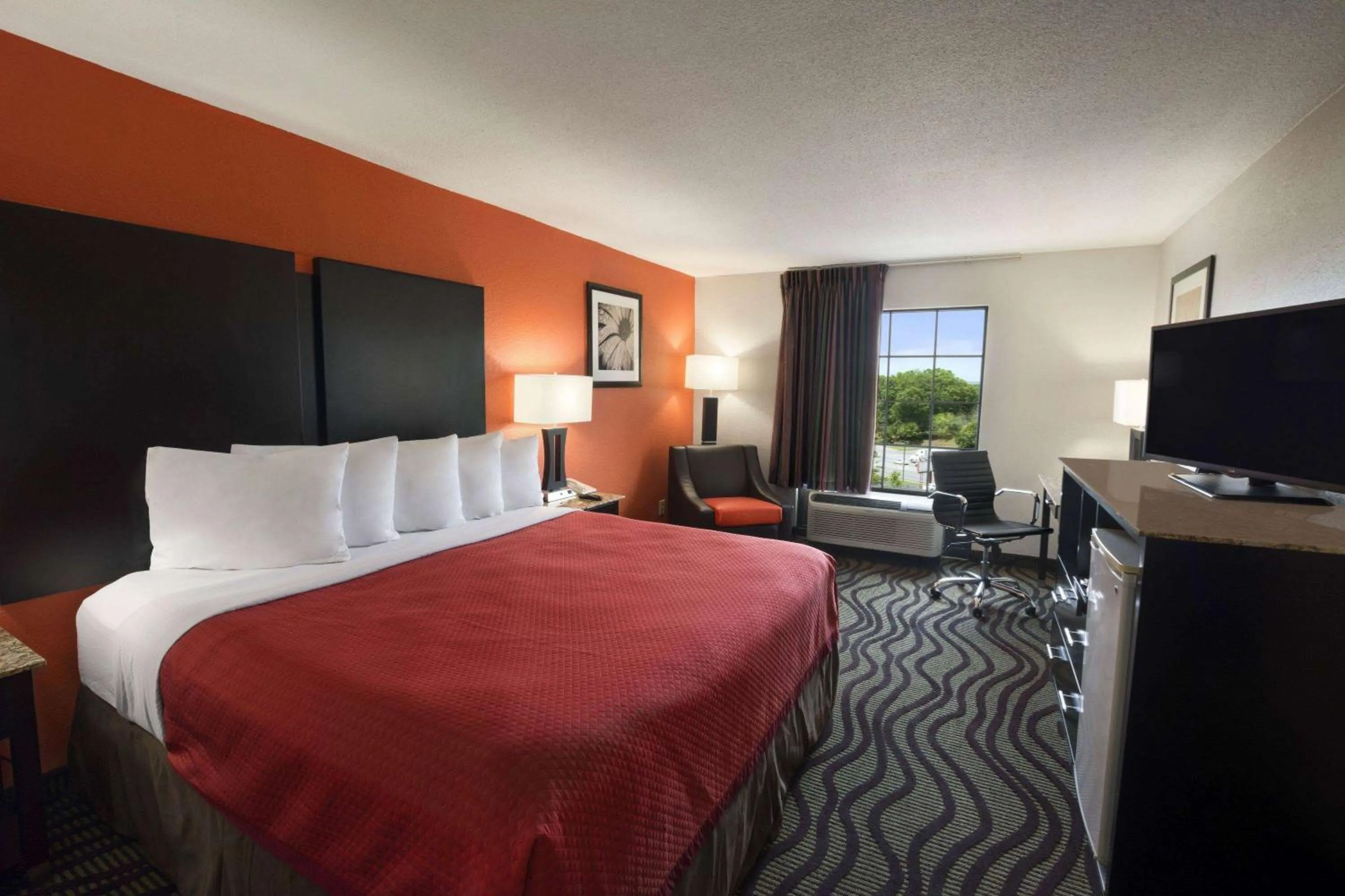 Photo of the whole room, Bed in Days Inn by Wyndham Rome Downtown