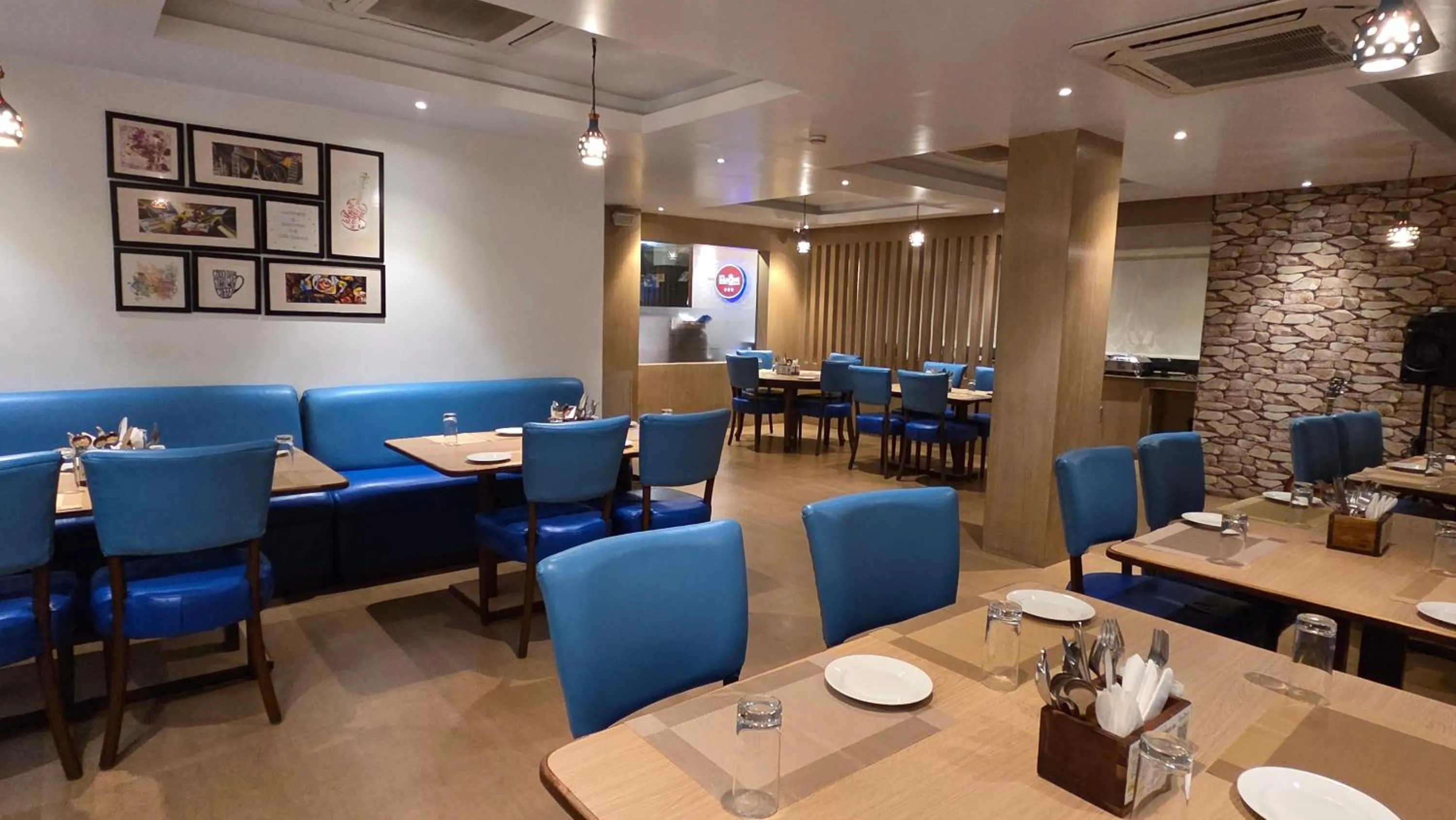 Restaurant/places to eat in Hotel Gulmohar Grand