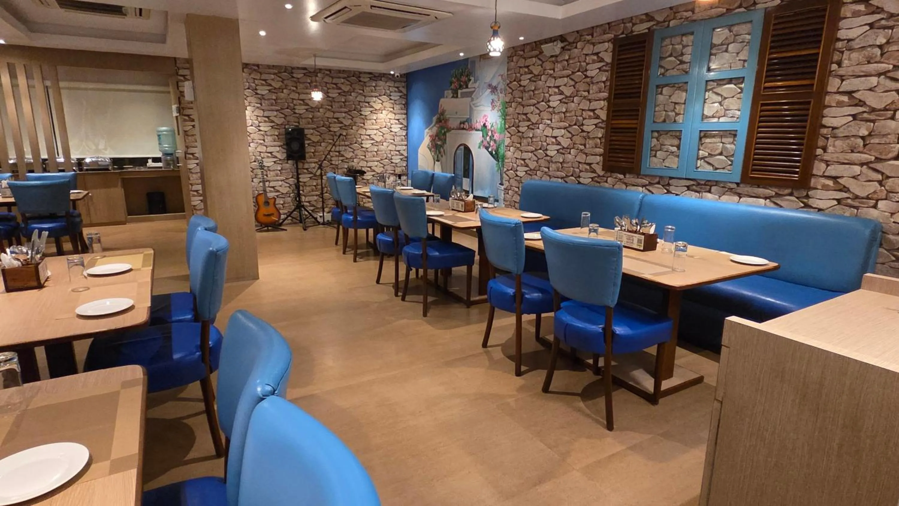 Restaurant/places to eat in Hotel Gulmohar Grand