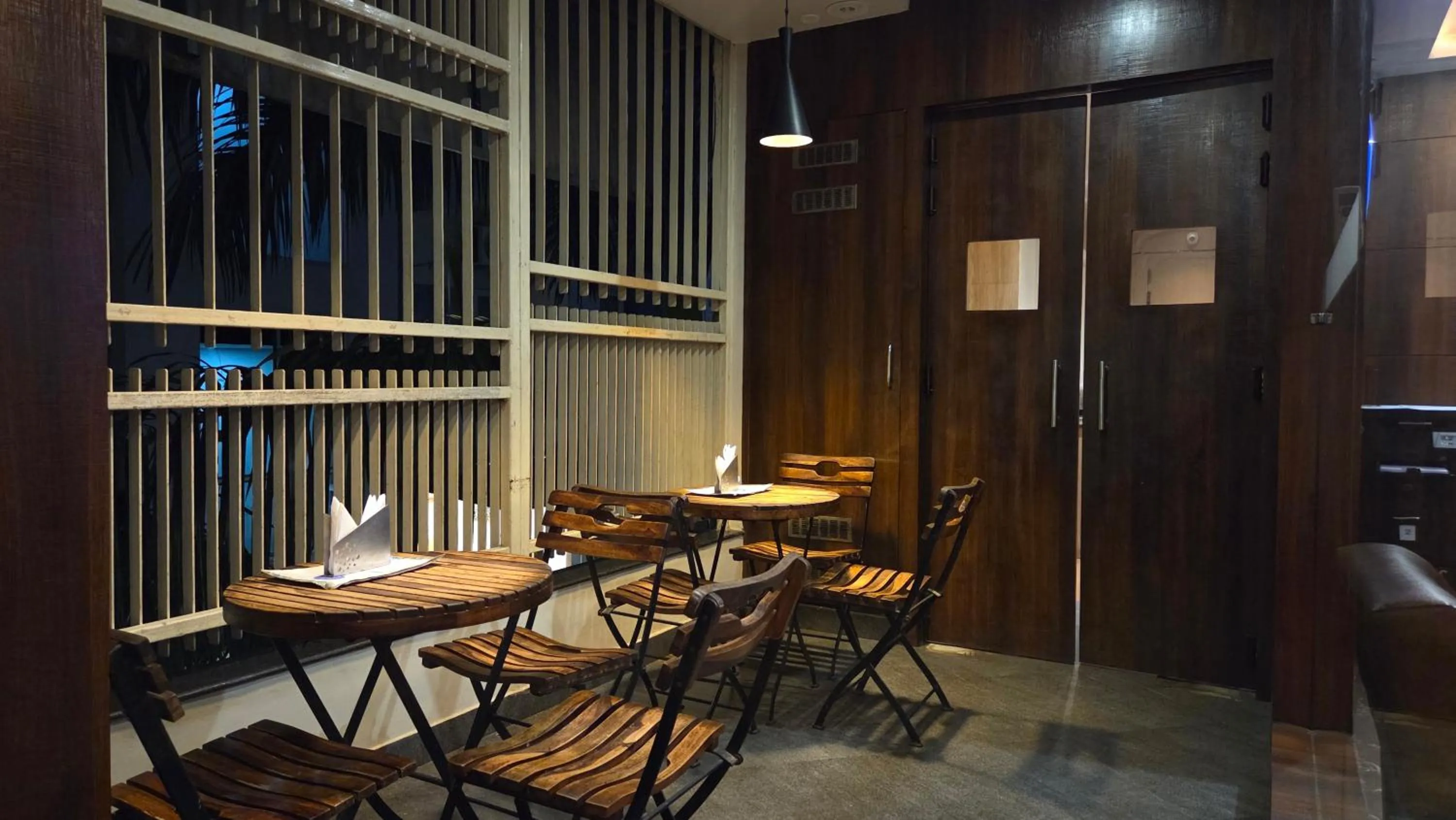 Restaurant/places to eat in Hotel Gulmohar Grand