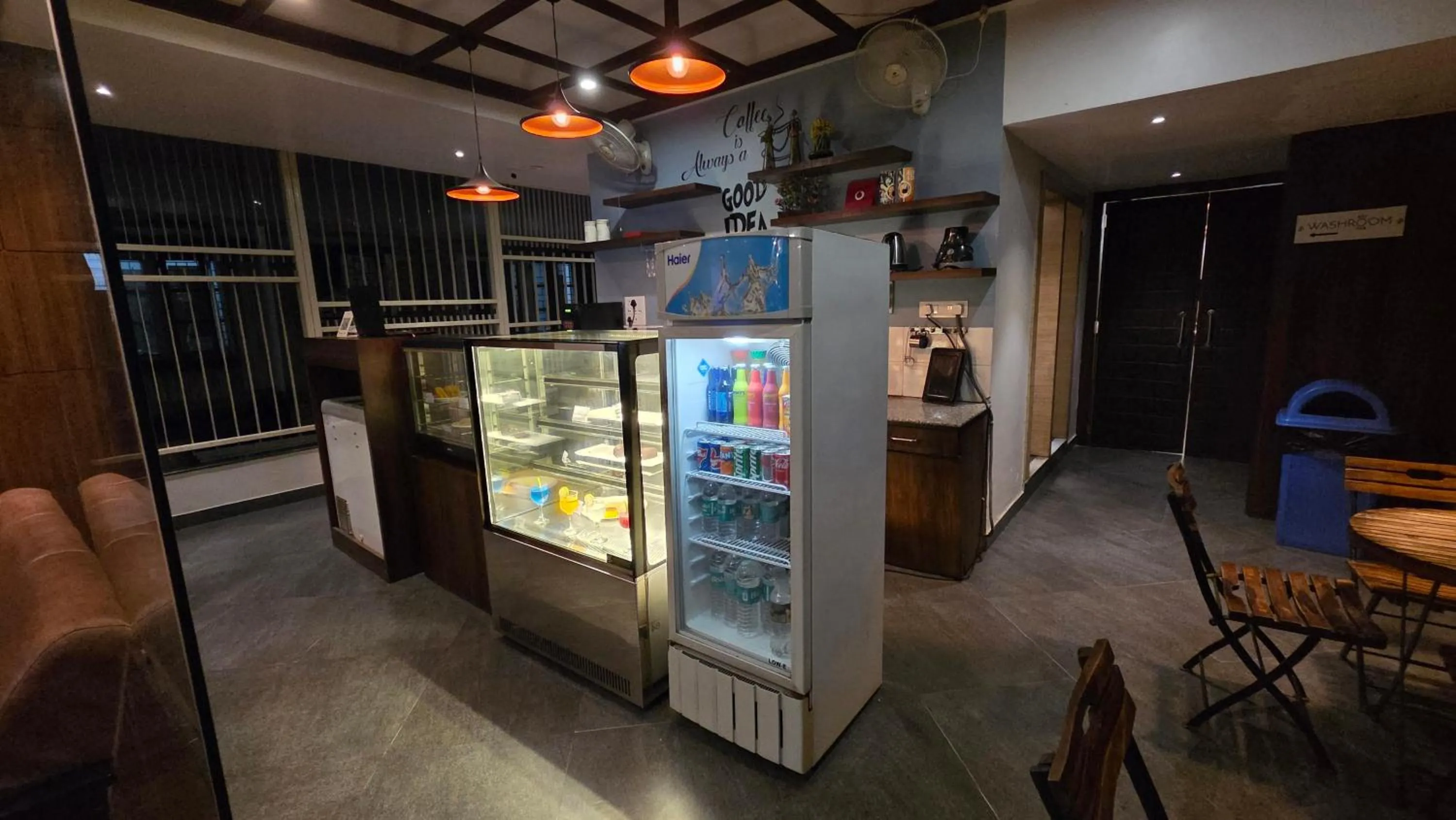 Restaurant/places to eat in Hotel Gulmohar Grand