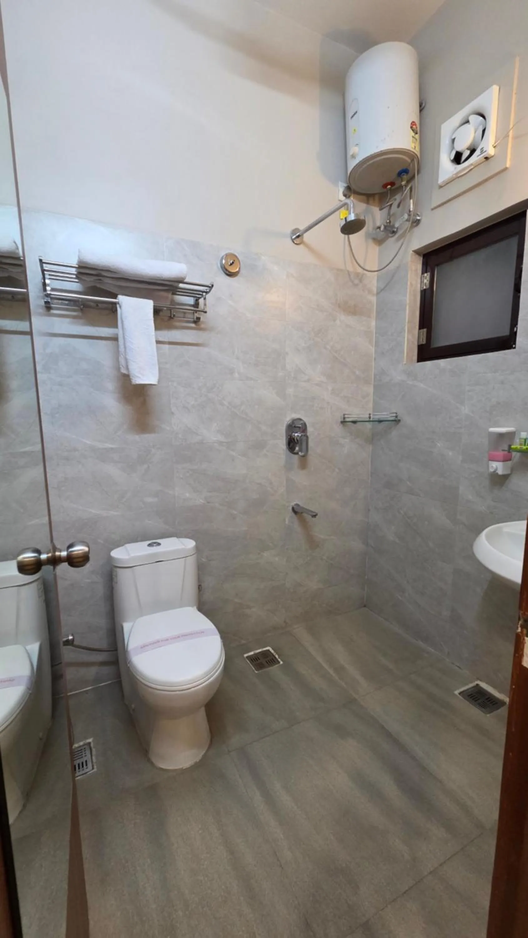 Bathroom in Hotel Gulmohar Grand