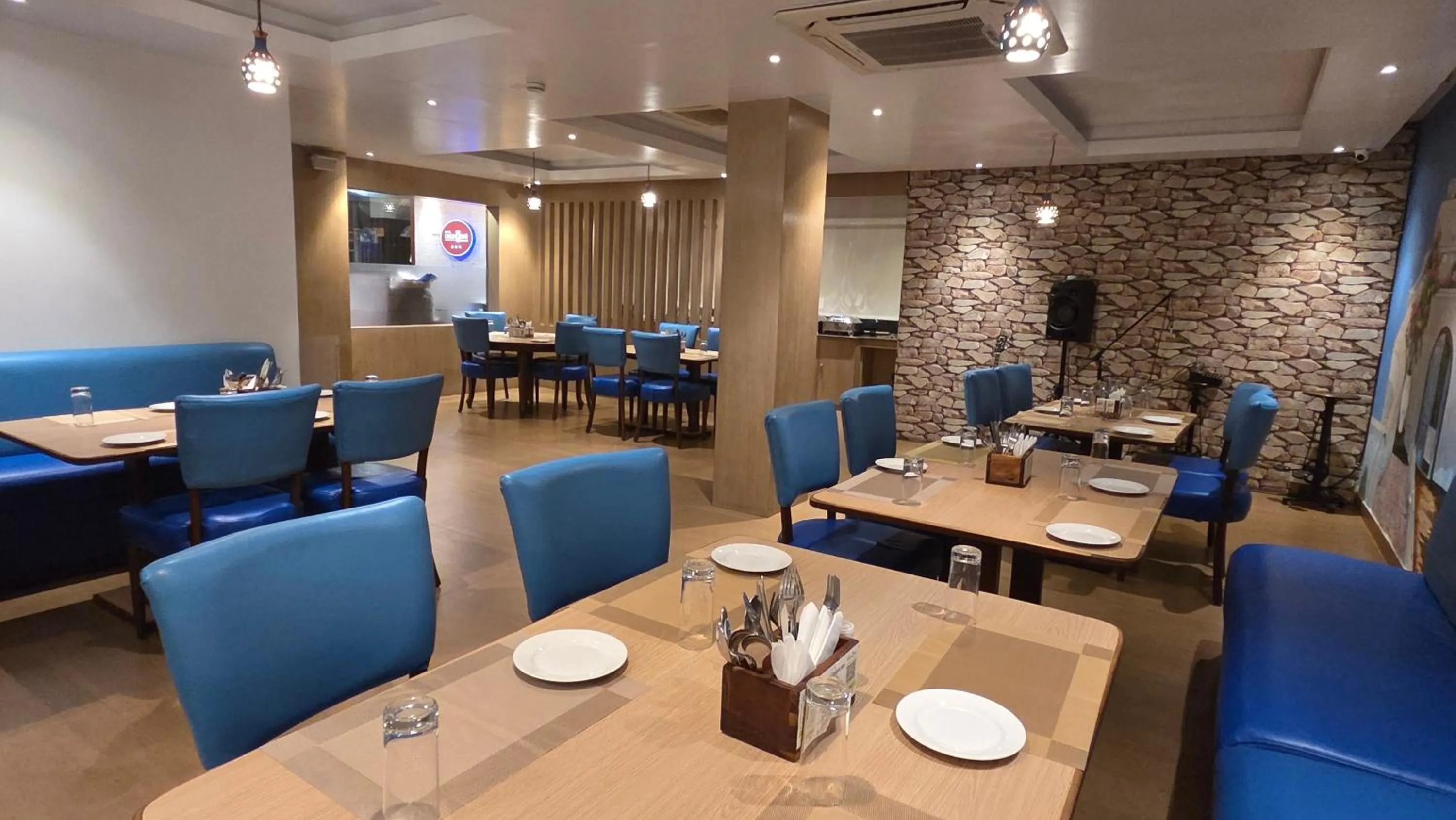Restaurant/places to eat in Hotel Gulmohar Grand