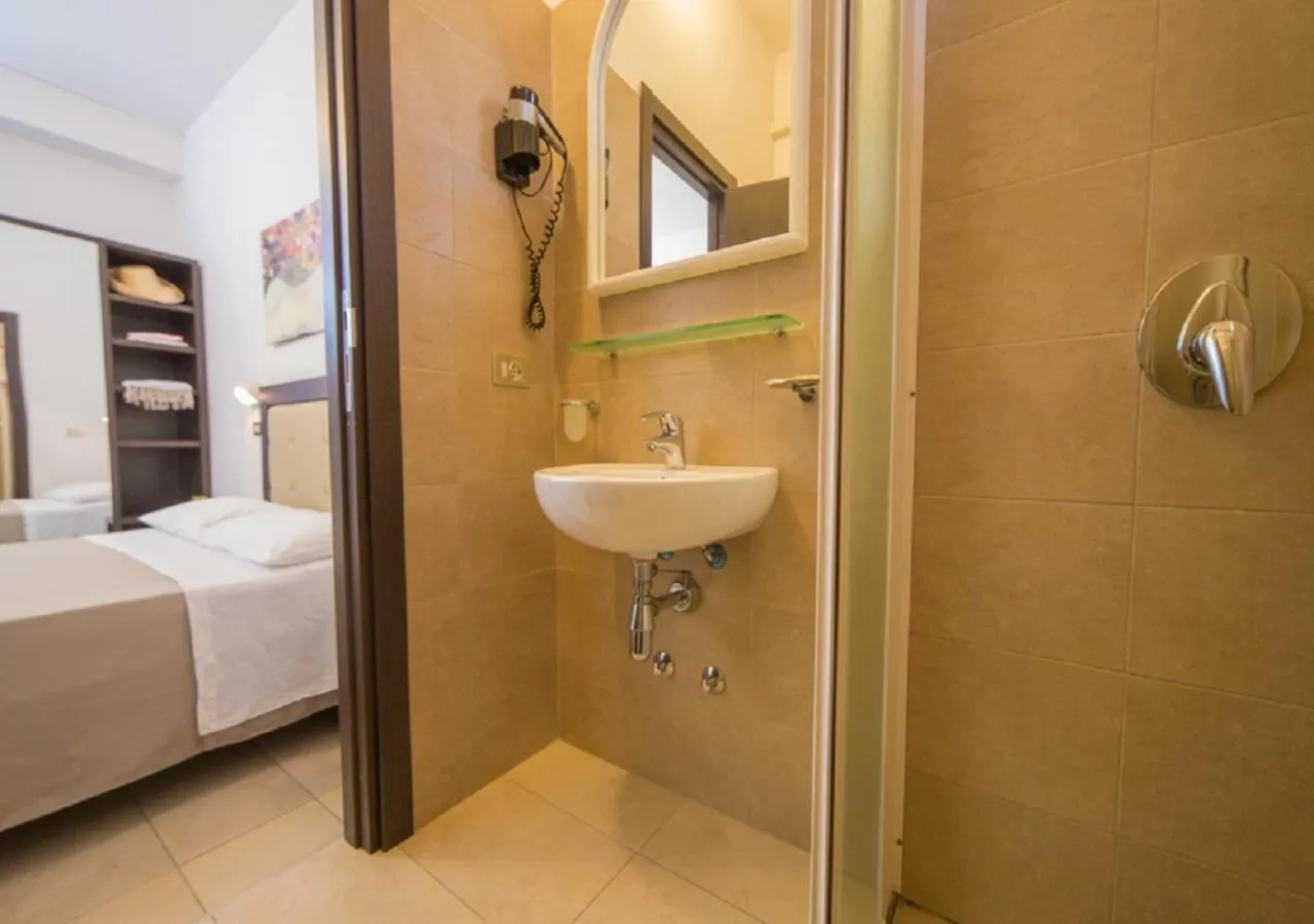 Bathroom, Bed in Mediterraneo Hotel & Suites