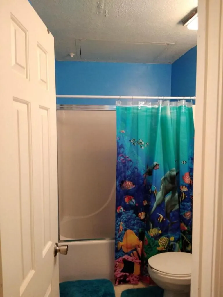 Shower in Charming SPI family condo - walking distance to the beach, Sleeps 6, Third Floor, 2025 Traveler Award