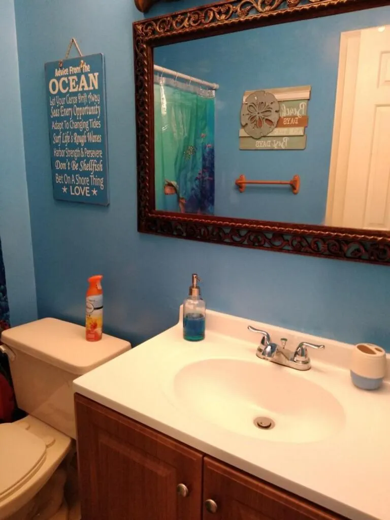 Bathroom in Charming SPI family condo - walking distance to the beach, Sleeps 6, Third Floor, 2025 Traveler Award