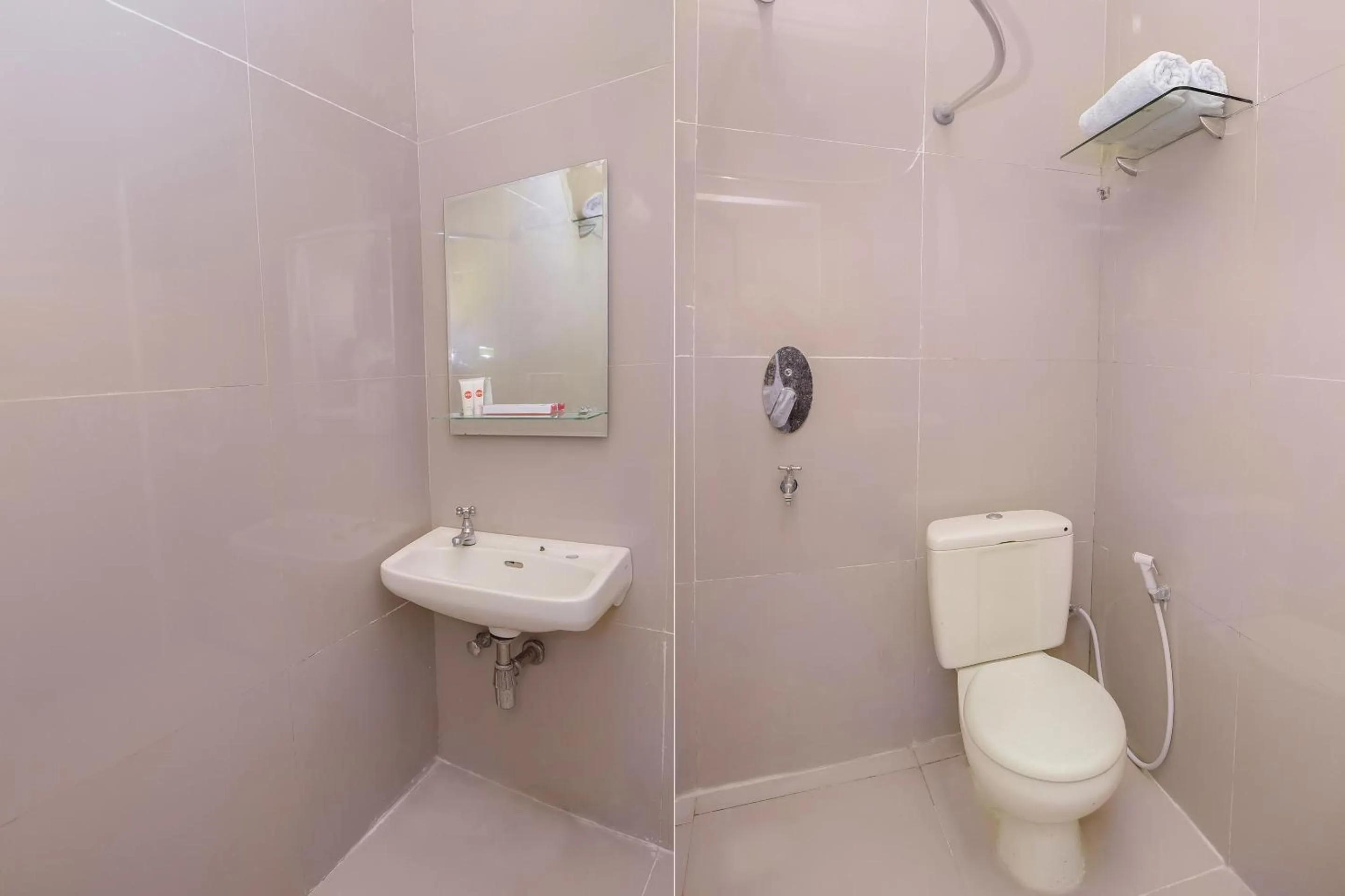 Bathroom in Capital O 854 Ub Caisar Hotel