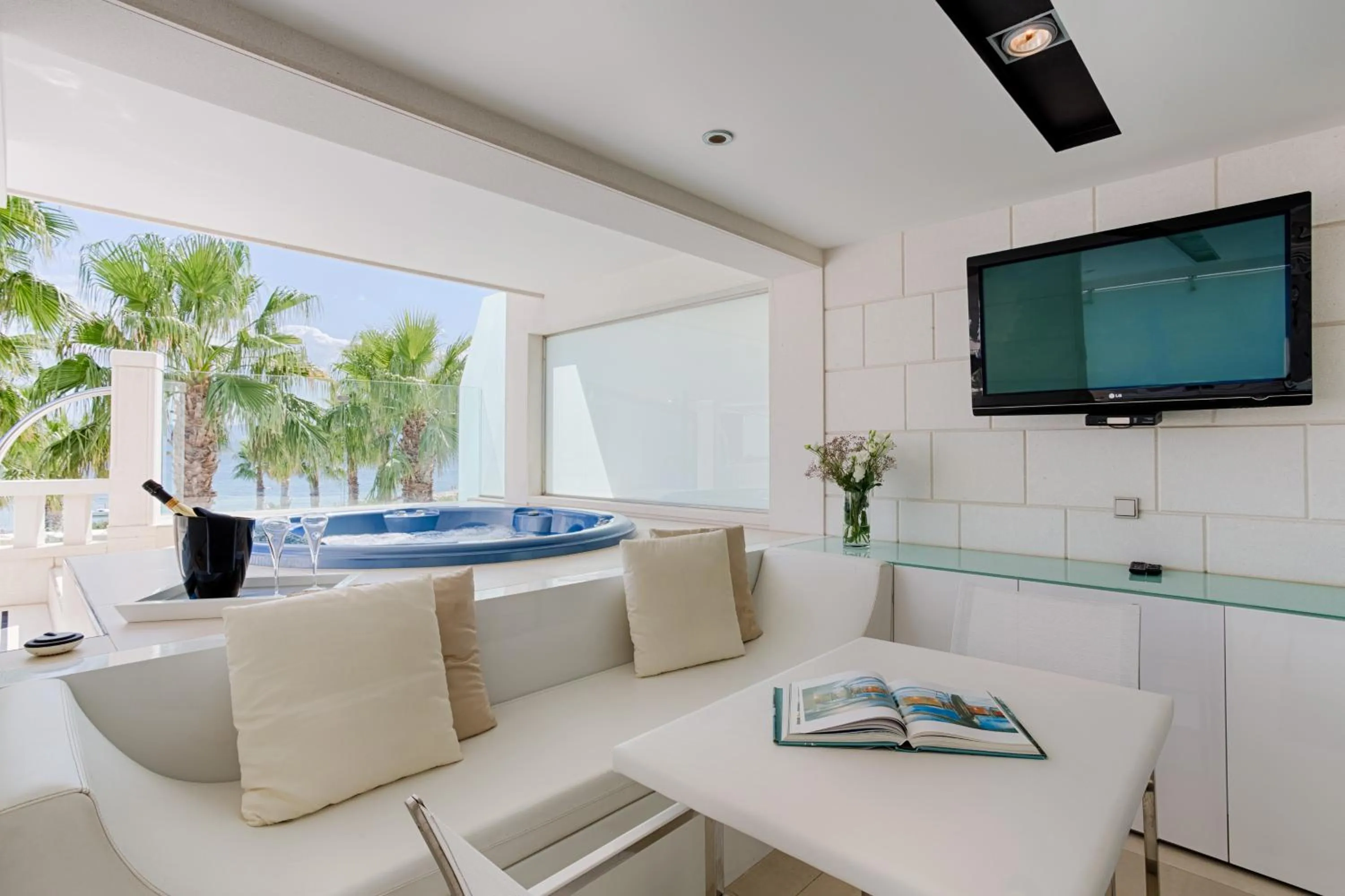 Hot Tub in Damianii Luxury Boutique Hotel & Spa