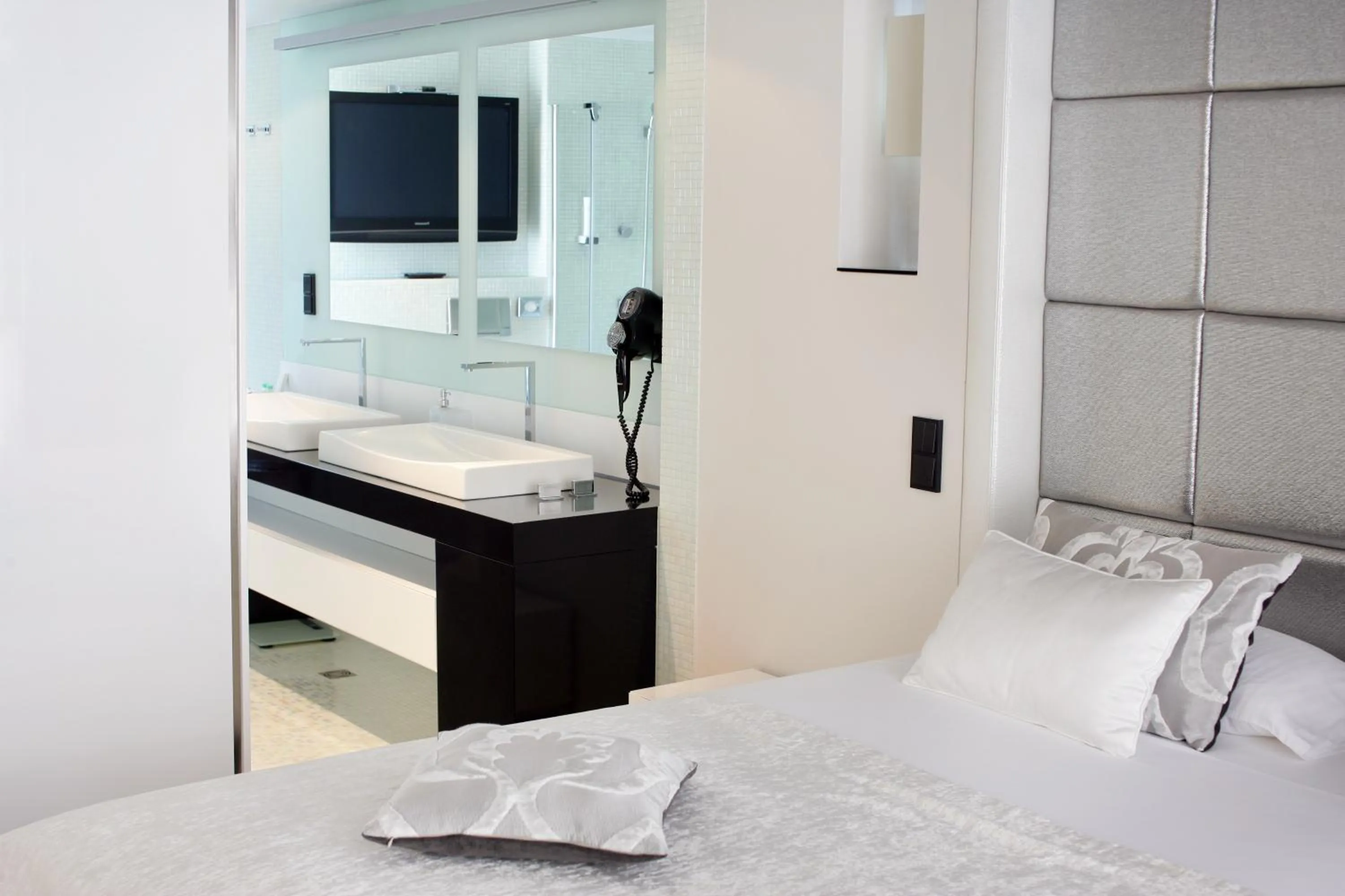 Bathroom, Bed in Damianii Luxury Boutique Hotel & Spa