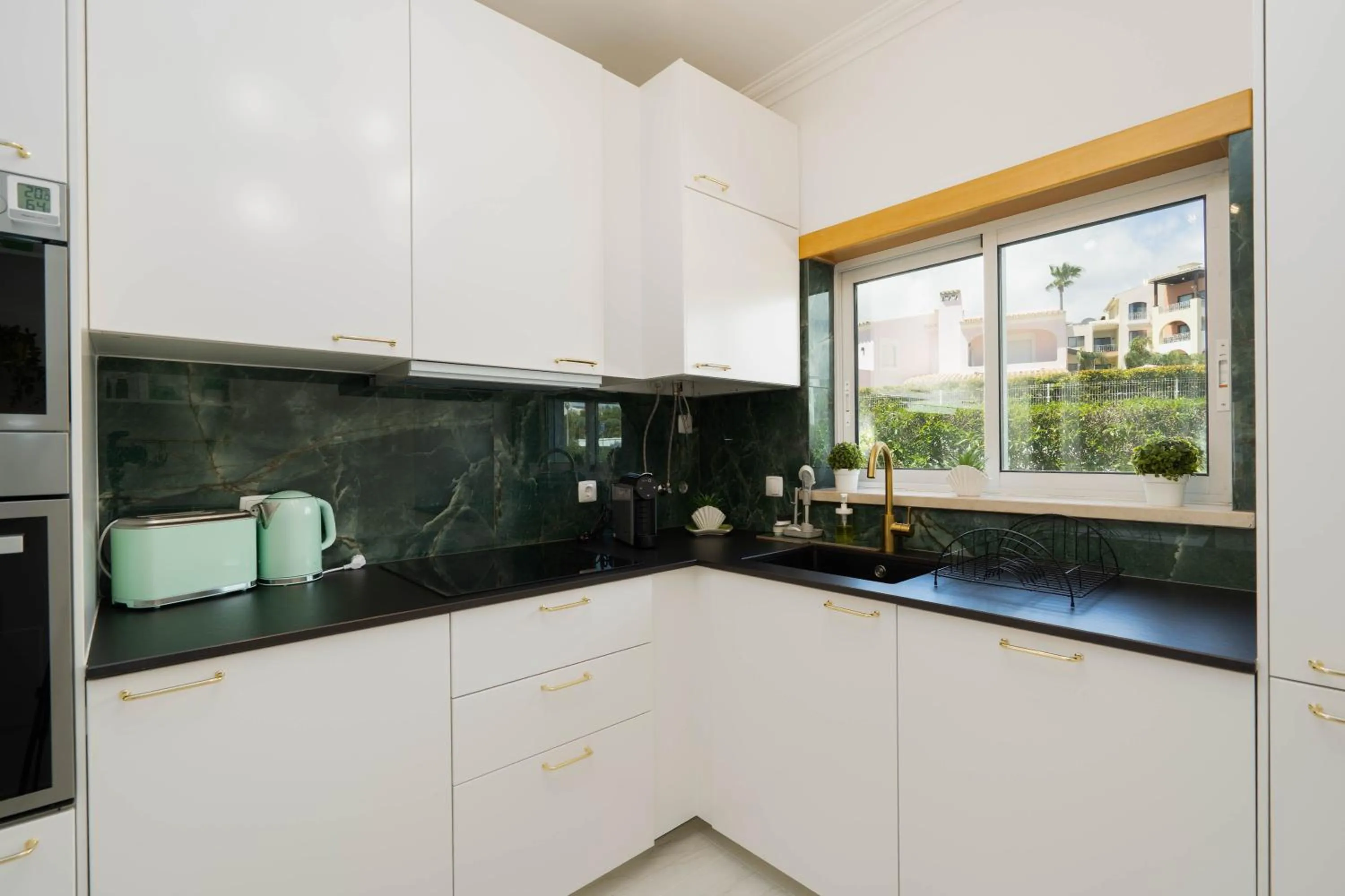 Kitchen or kitchenette in Old Village & Prestige