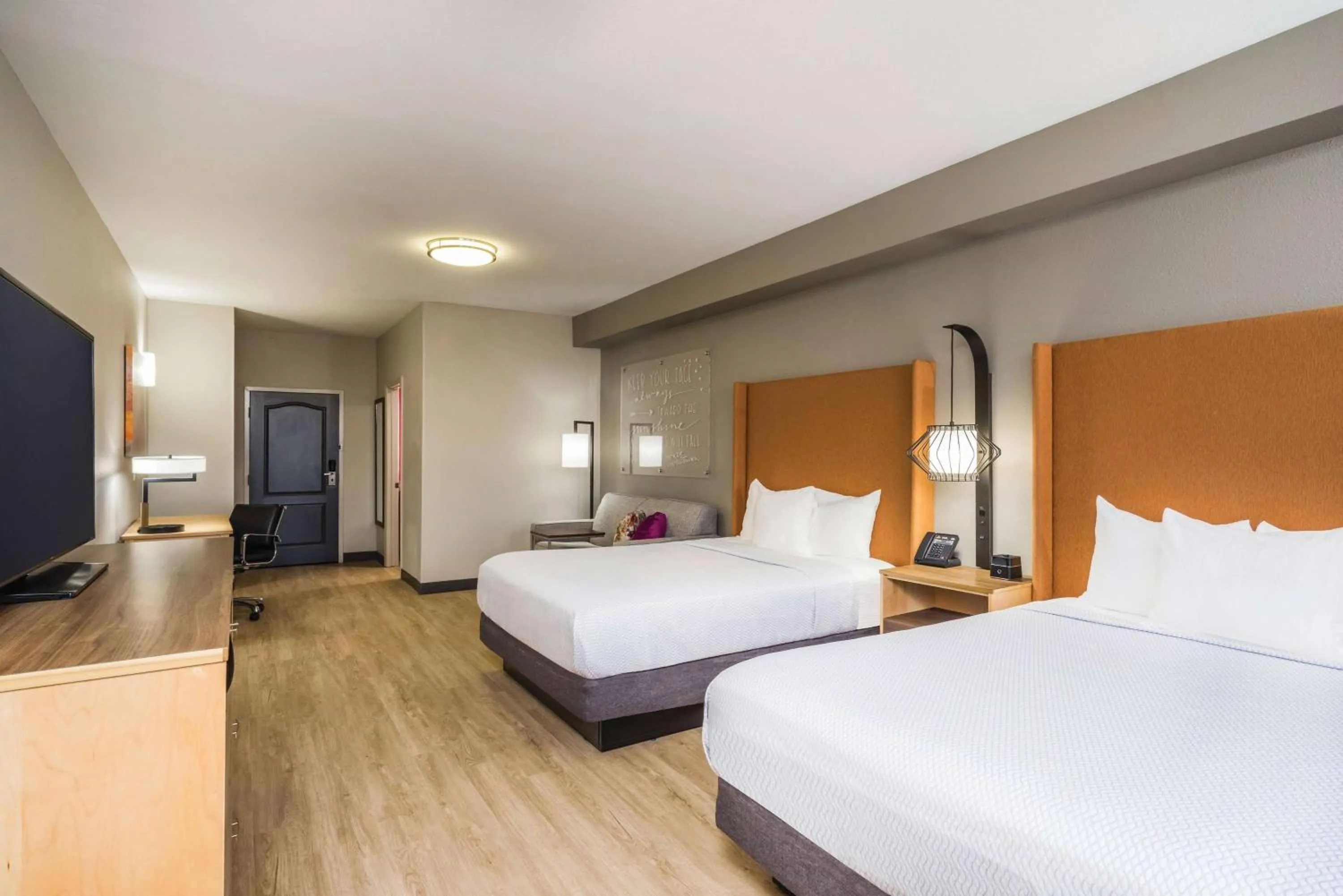 Photo of the whole room, Bed in La Quinta by Wyndham Chattanooga-Hamilton Place