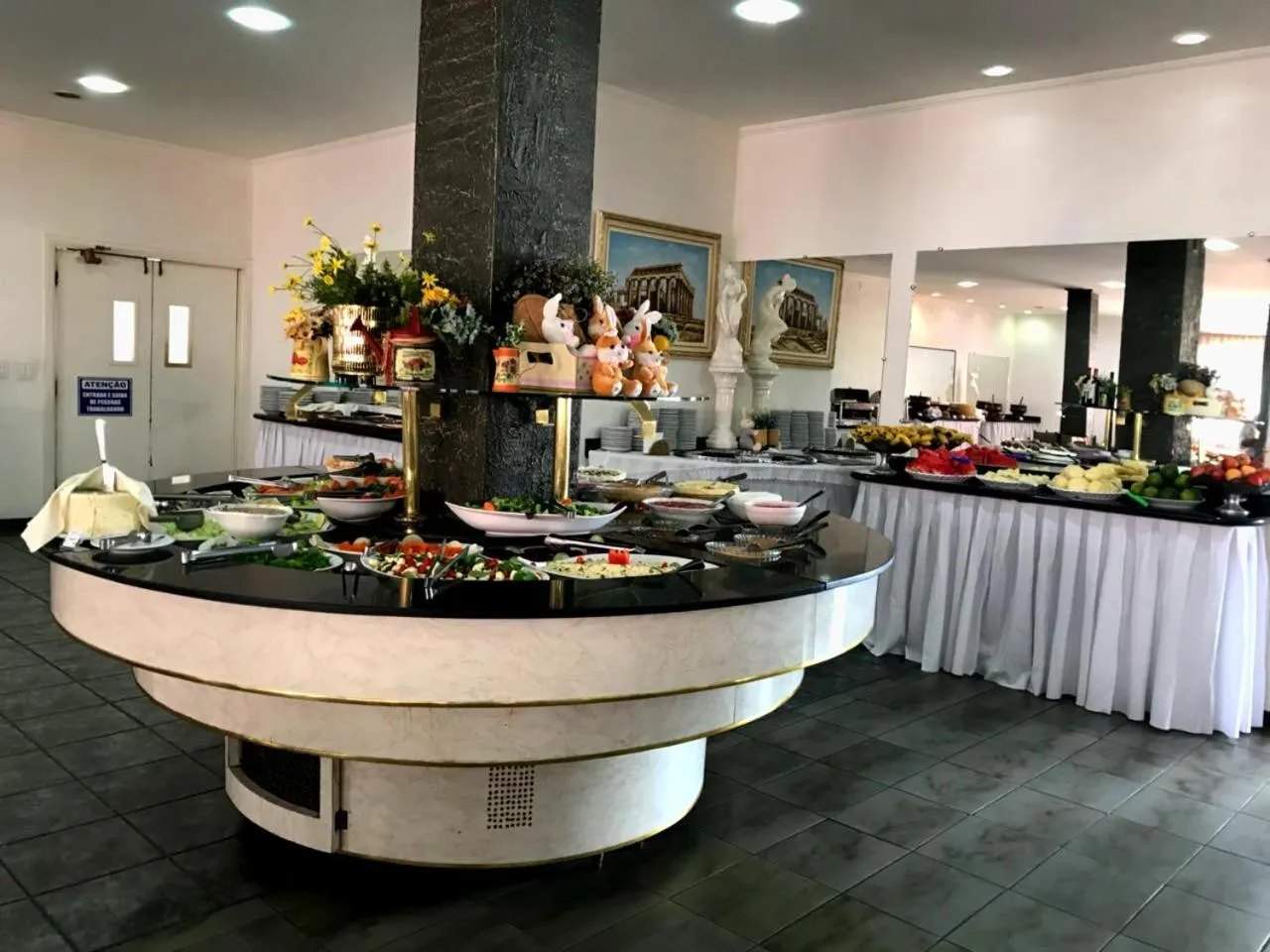 Restaurant/places to eat in Hotel Akropolis