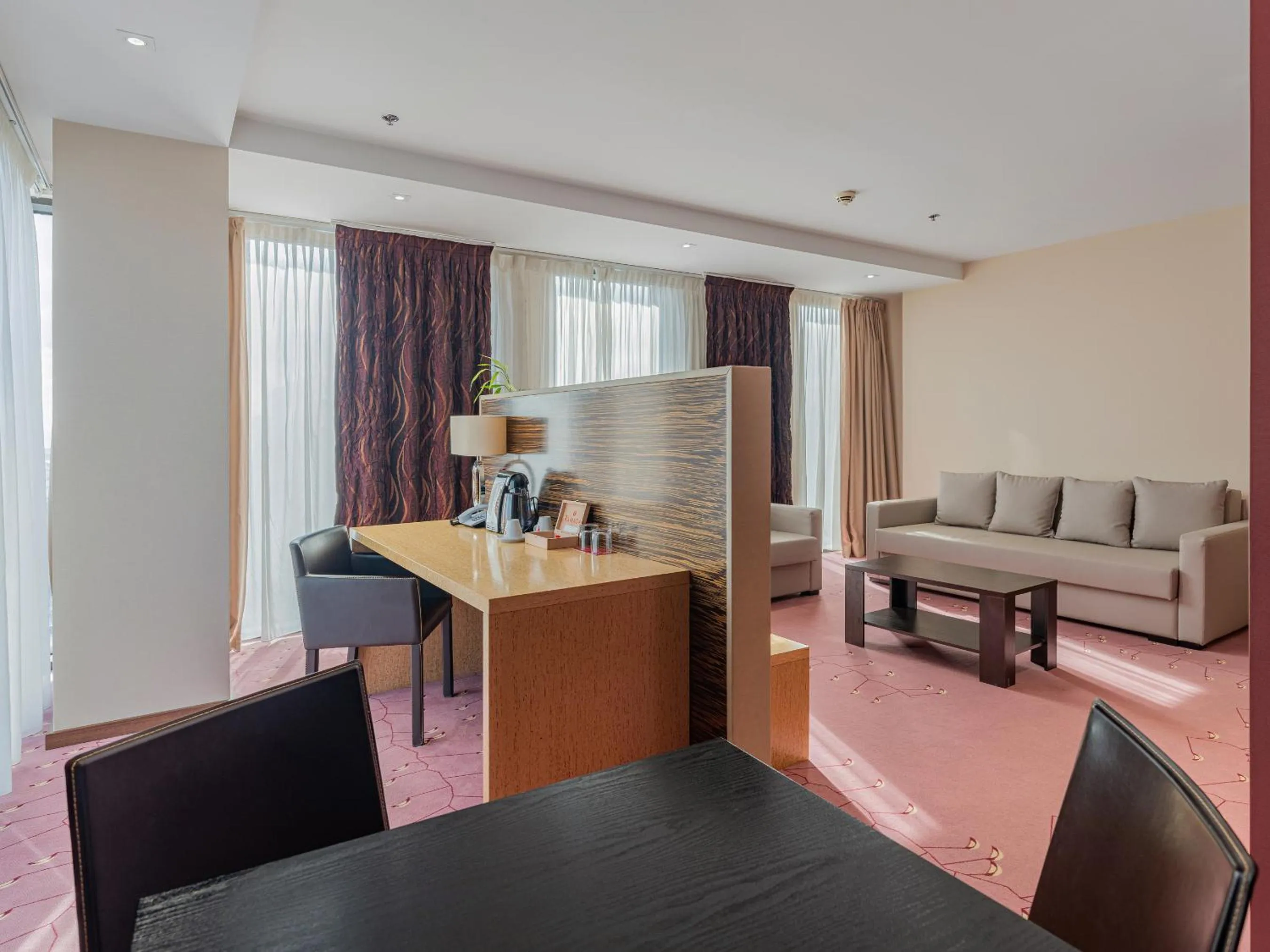 Living room in Ramada Sibiu Hotel