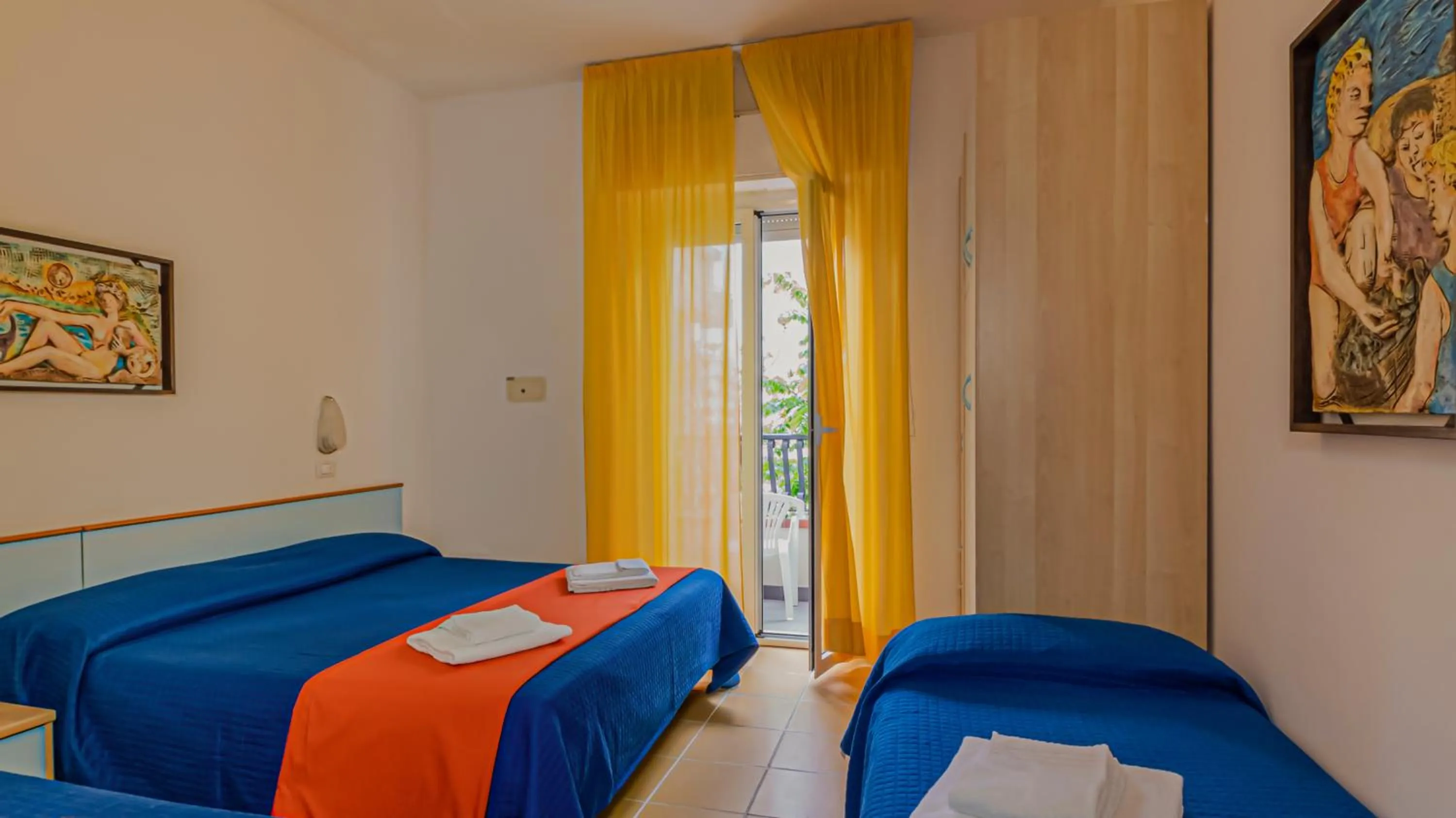 Bedroom, Bed in Hotel Plaza con piscina