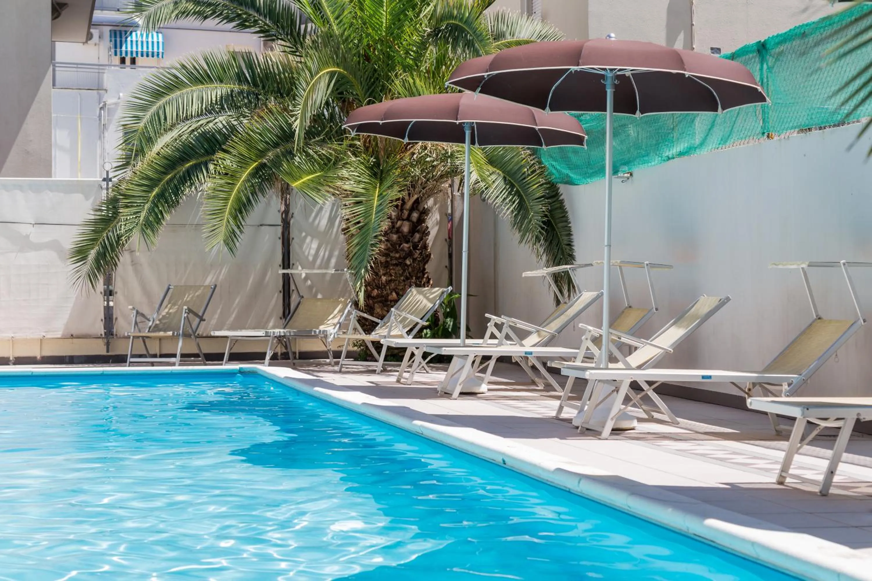 Swimming pool in Hotel Plaza con piscina