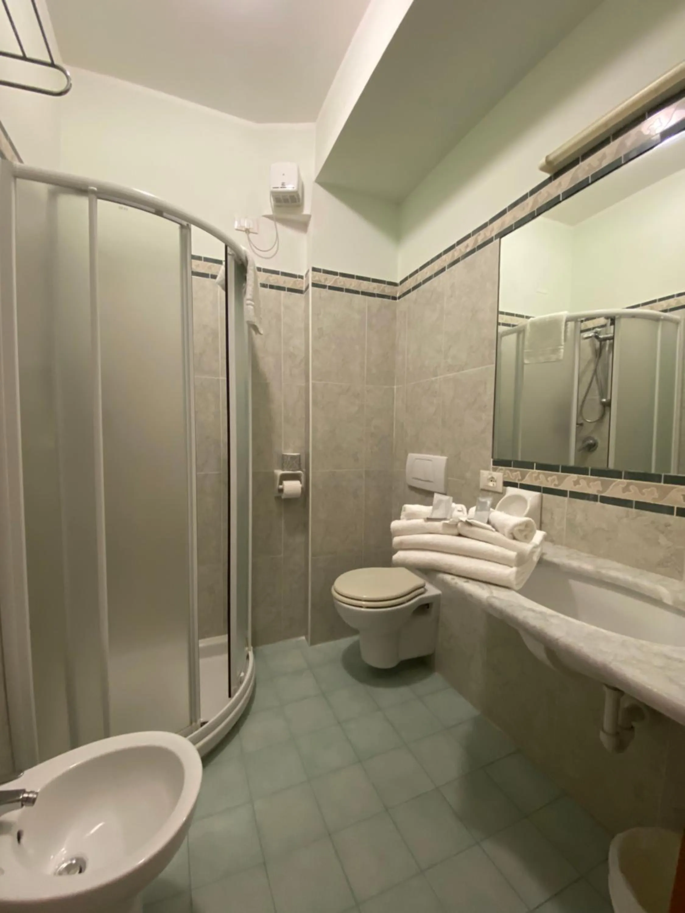 Bathroom in Hotel Plaza con piscina