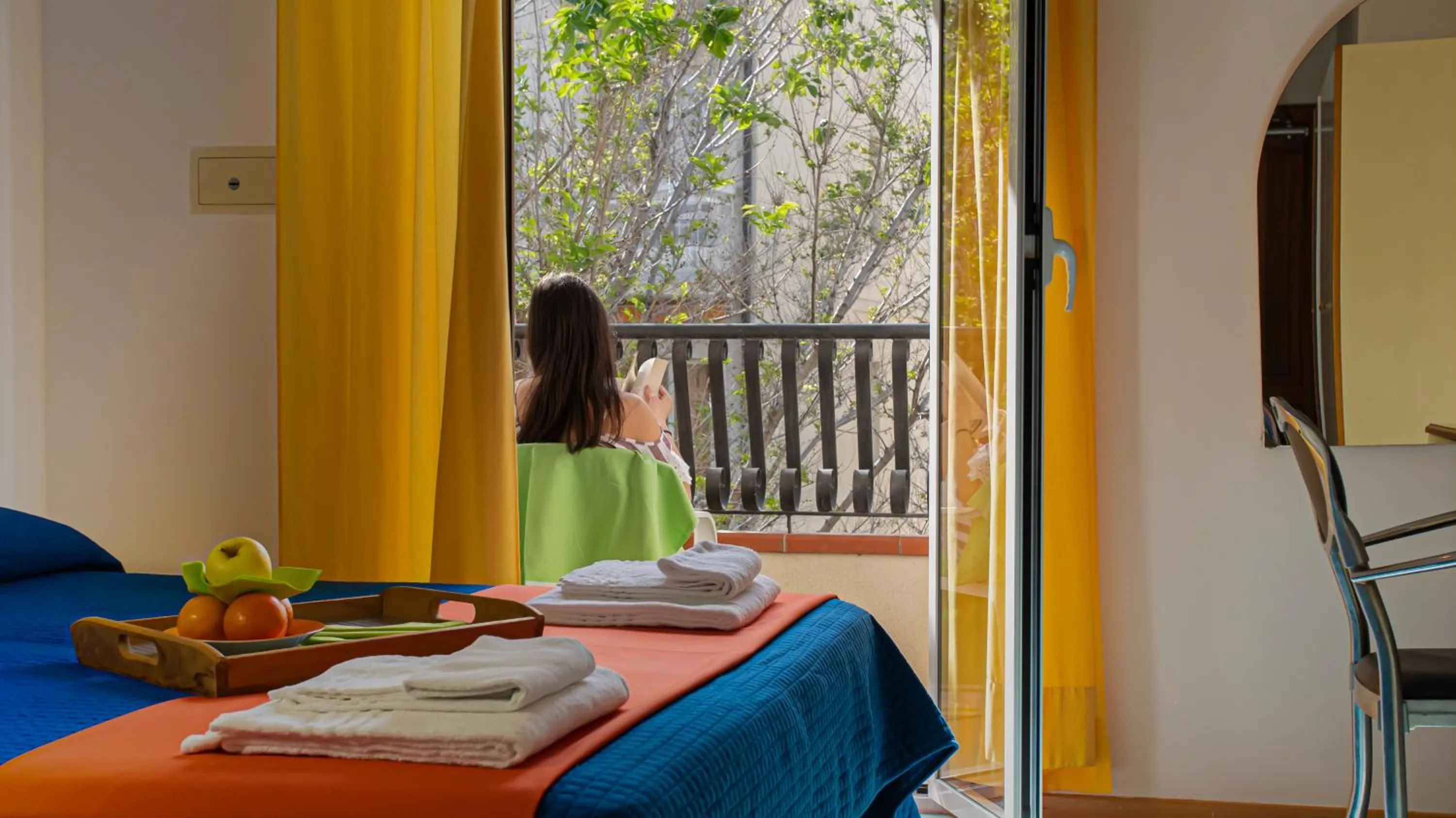 Bedroom in Hotel Plaza con piscina