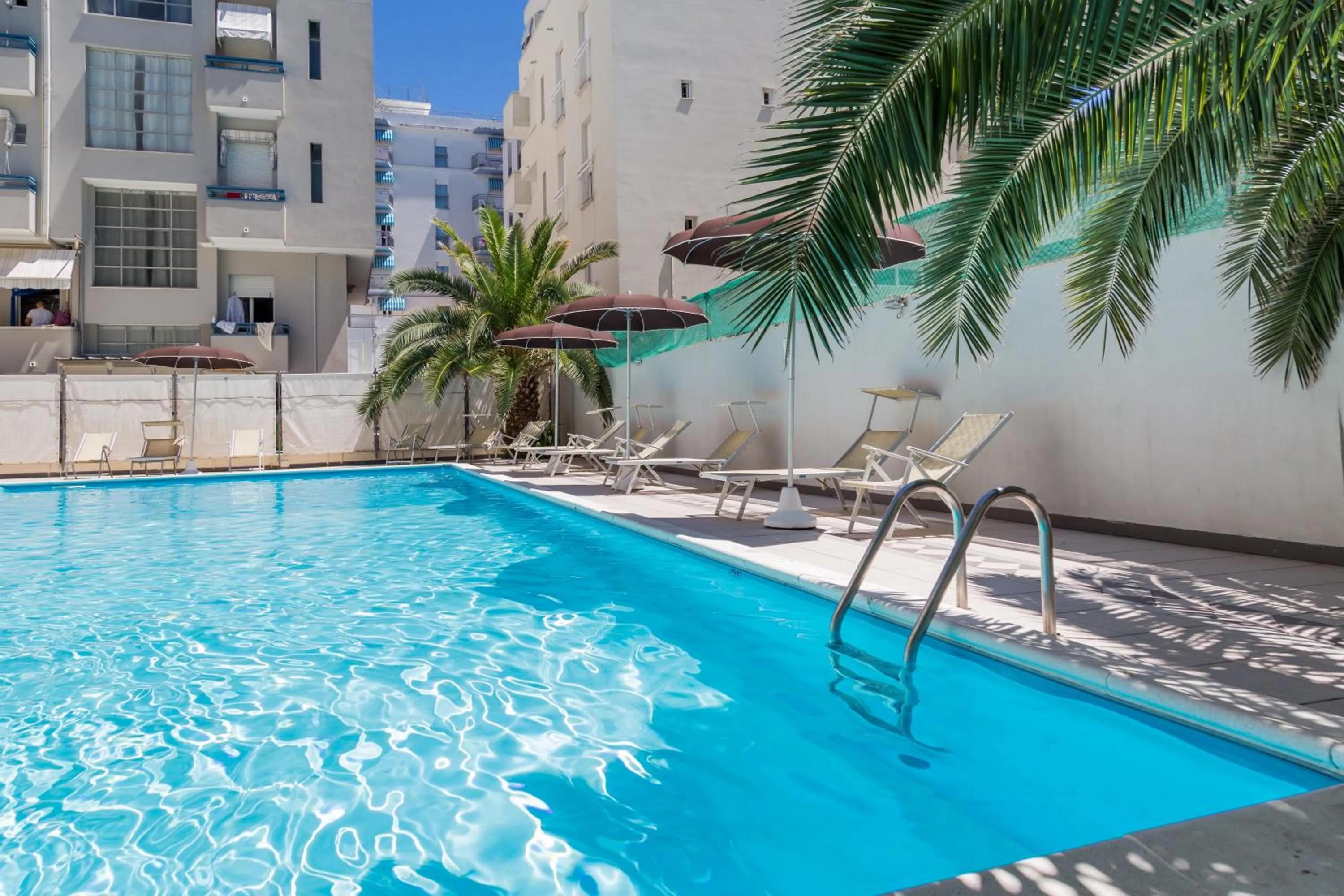 Pool view in Hotel Plaza con piscina