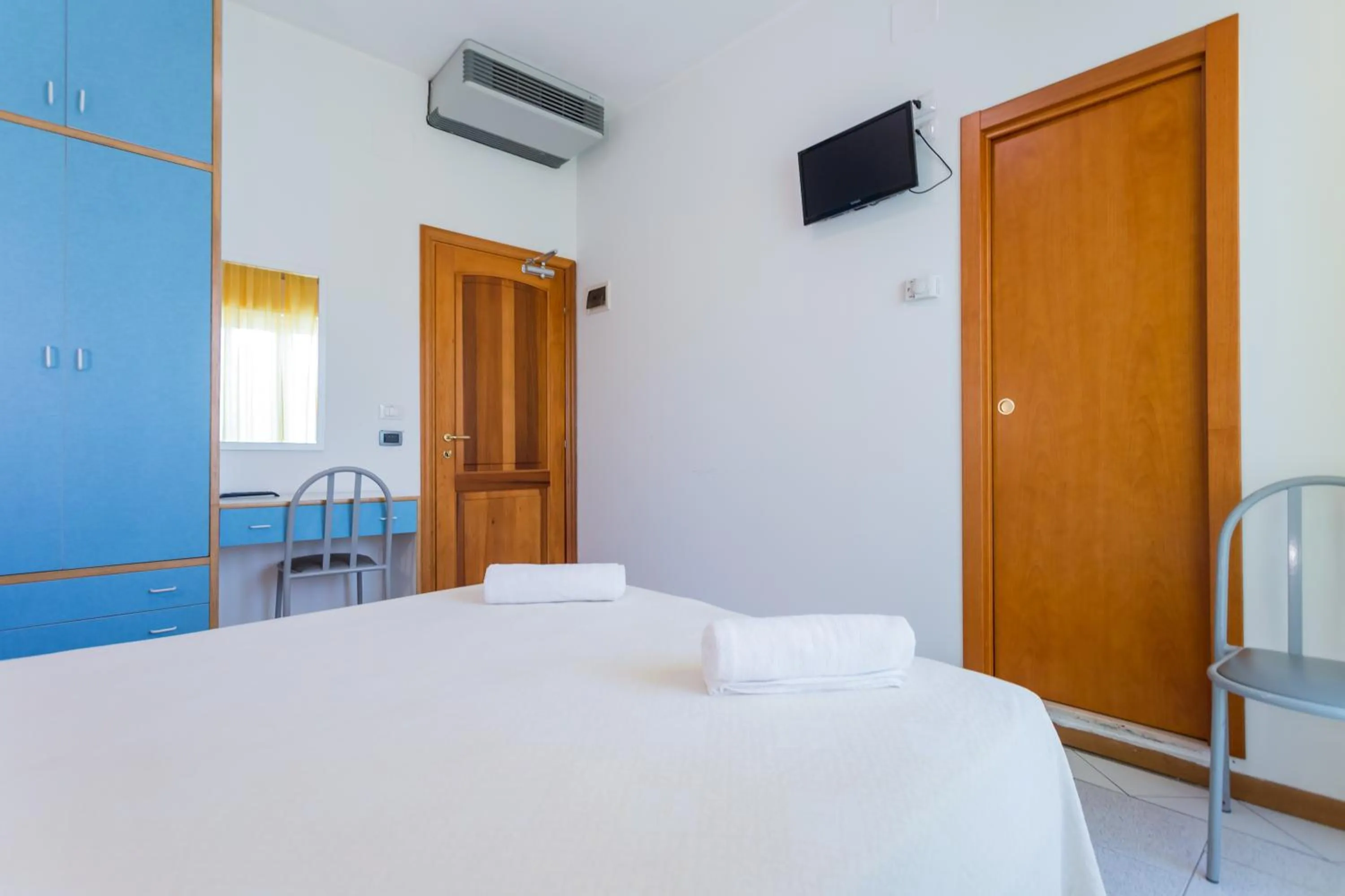 Bedroom, Bed in Hotel Plaza con piscina