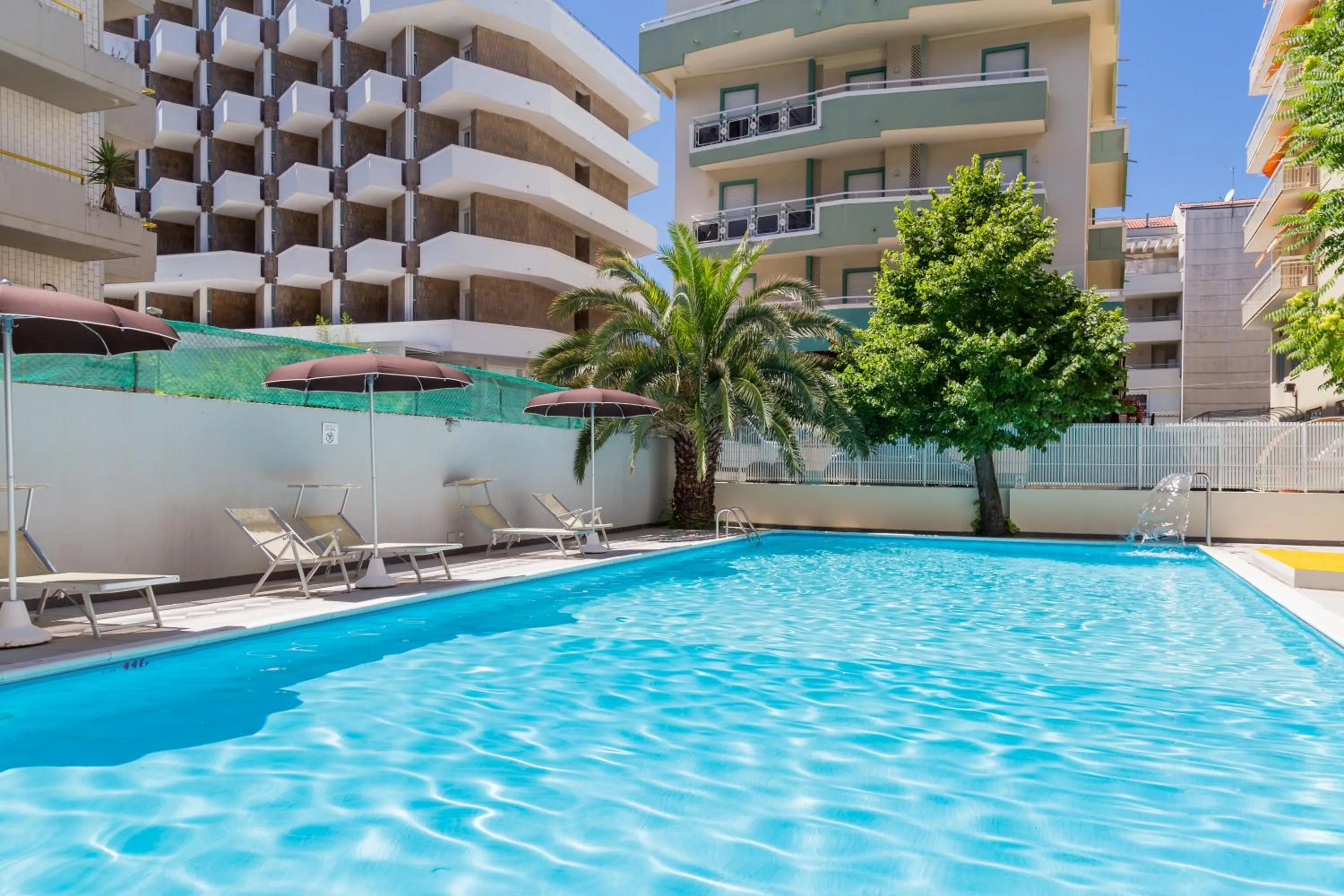 Property building in Hotel Plaza con piscina