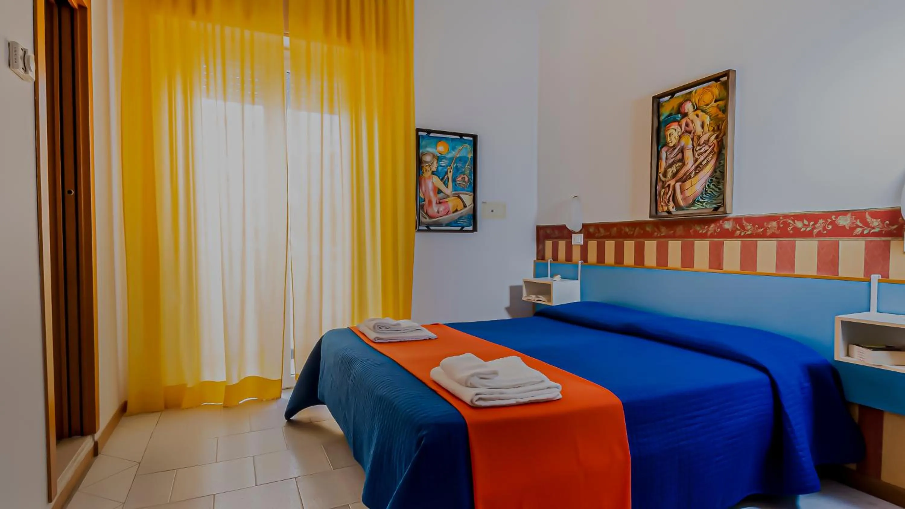 Bedroom, Bed in Hotel Plaza con piscina