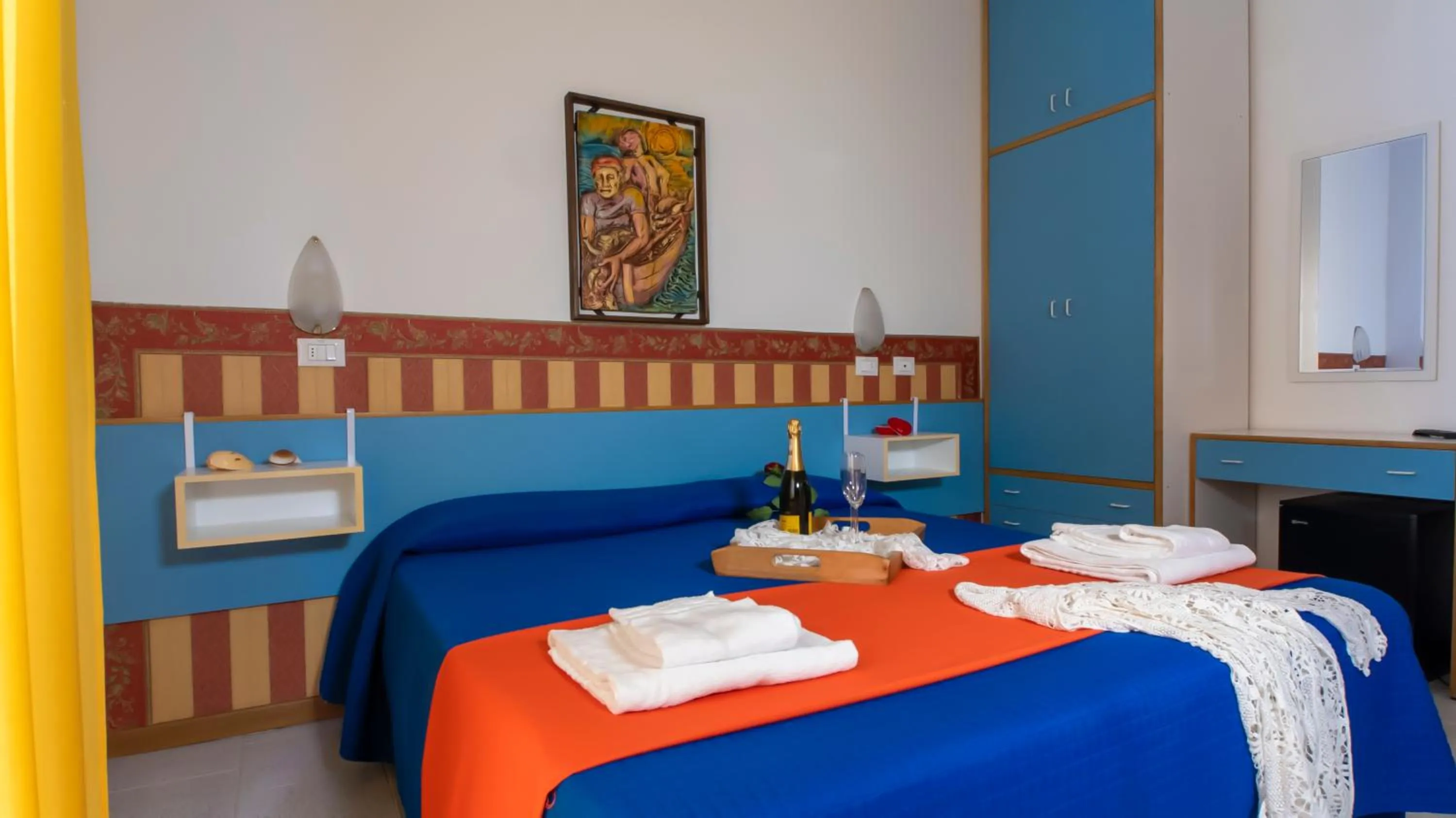 Bedroom, Bed in Hotel Plaza con piscina