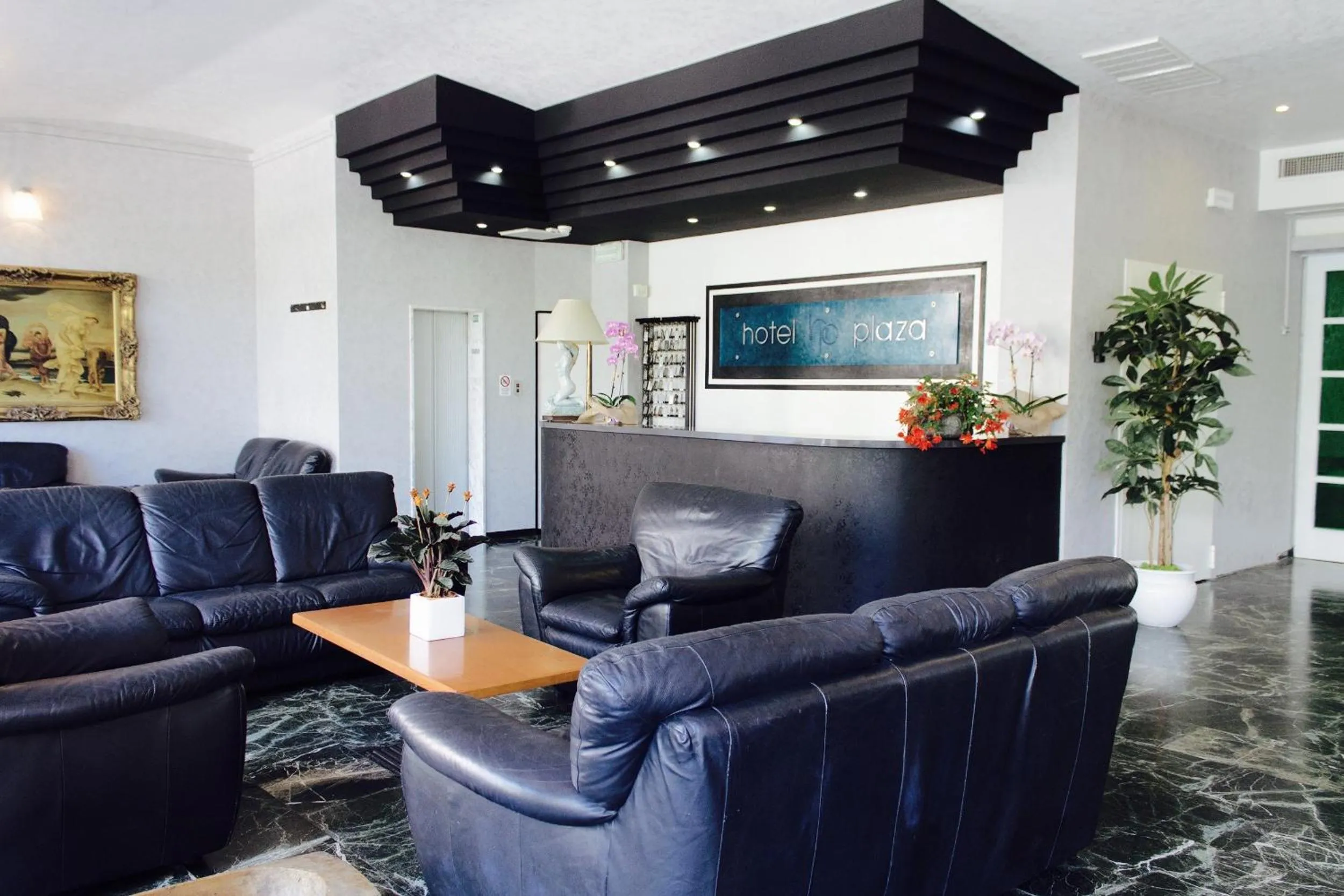 Lobby or reception in Hotel Plaza con piscina