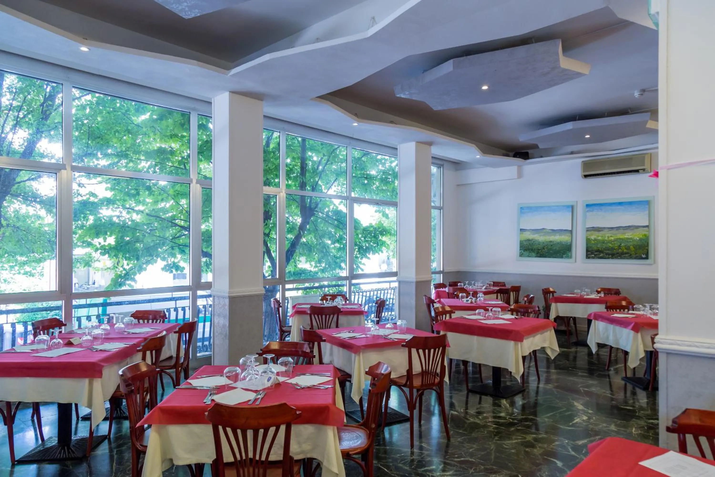 Restaurant/places to eat in Hotel Plaza con piscina