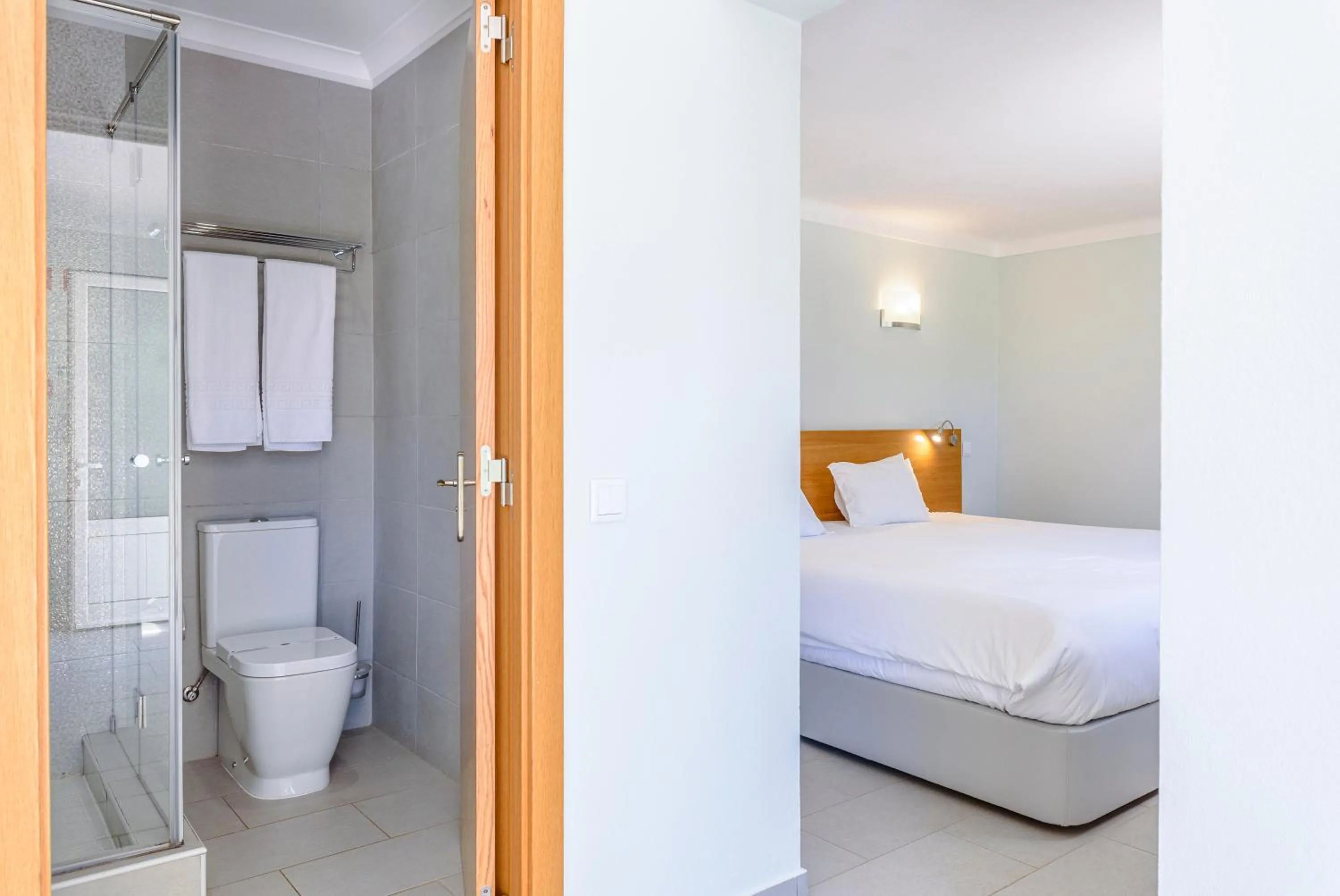 Shower, Bed in Browns Sports Resort