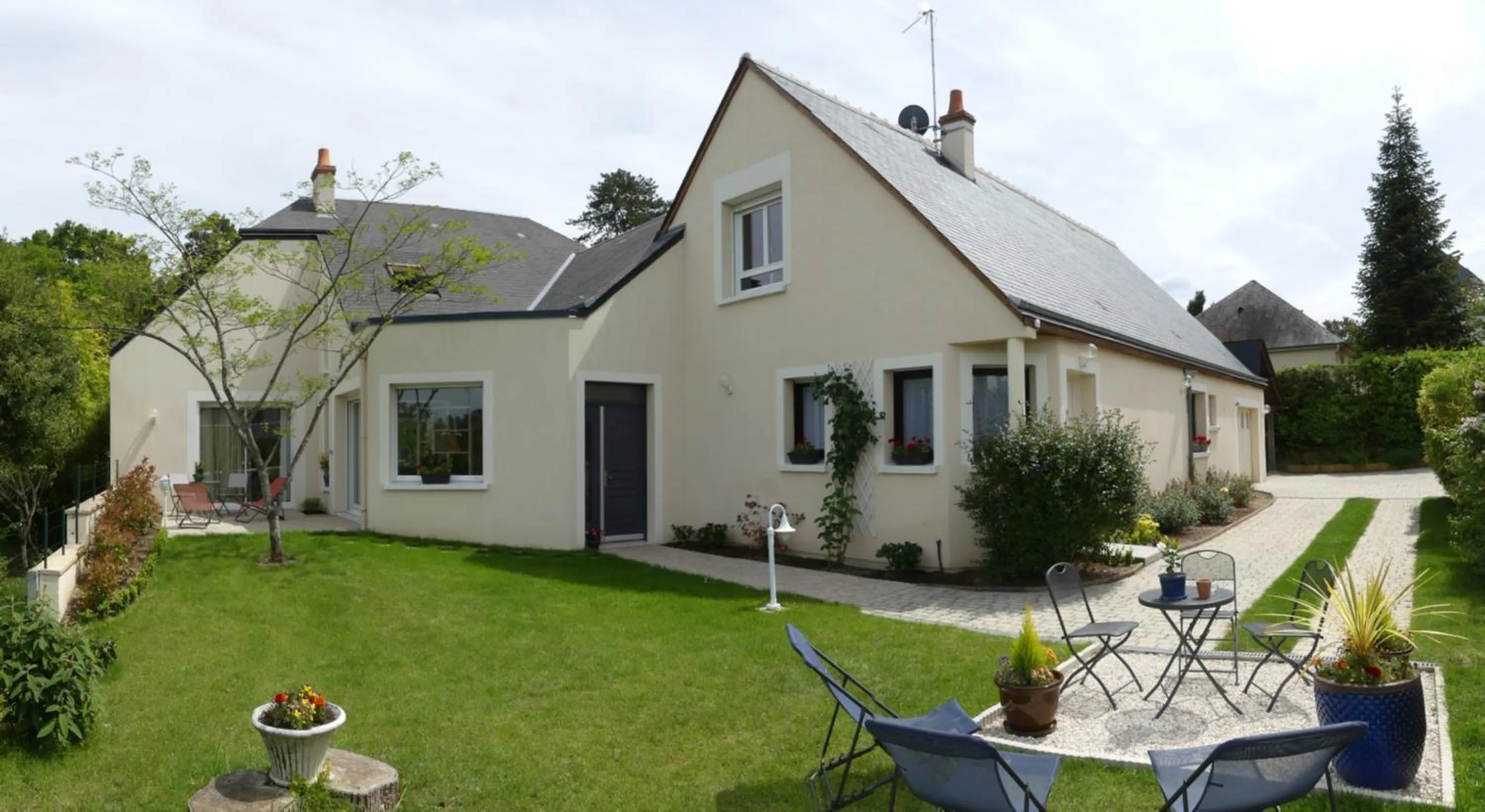 Facade/entrance in Les Ambaciales