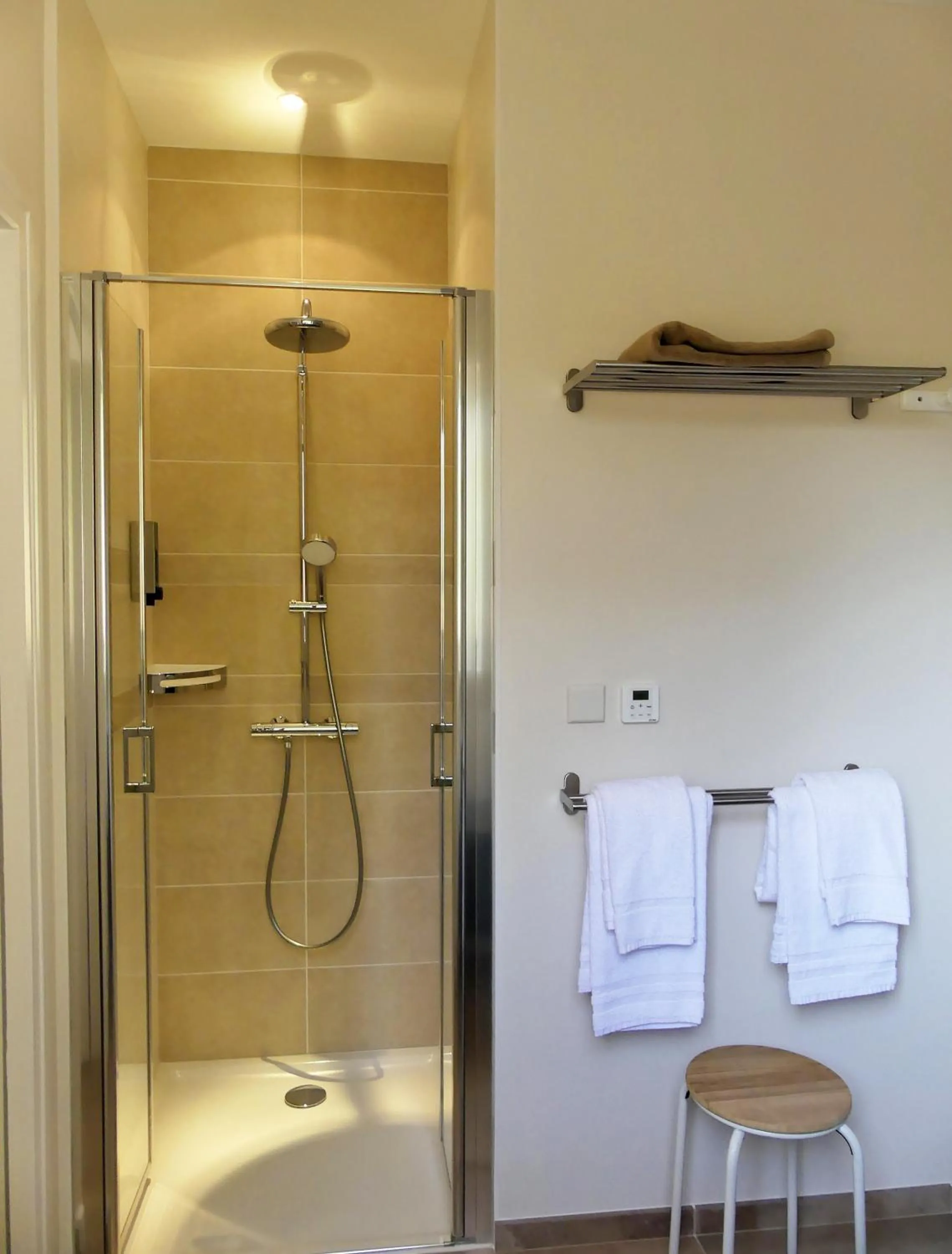 Shower in Les Ambaciales