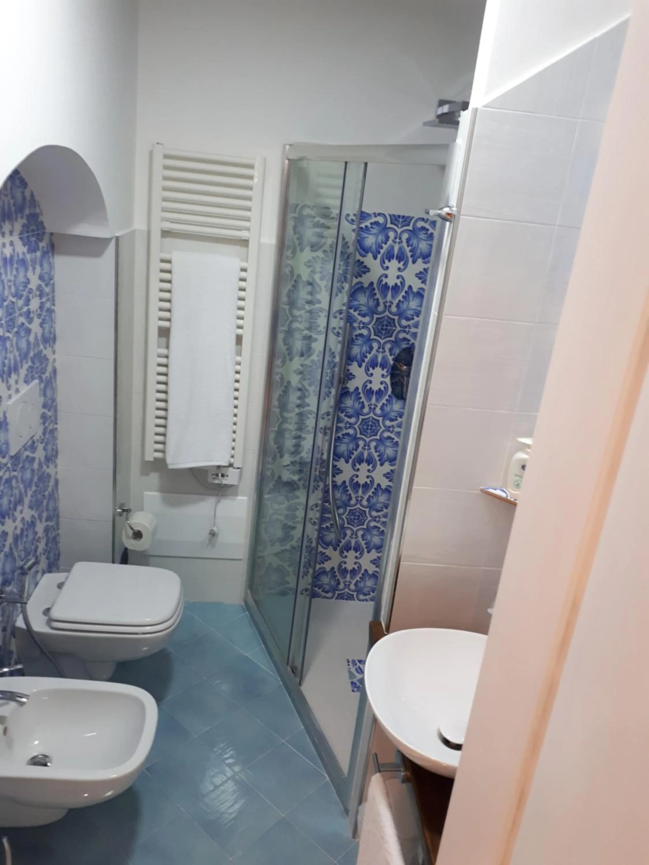 Shower in Hill Valley View