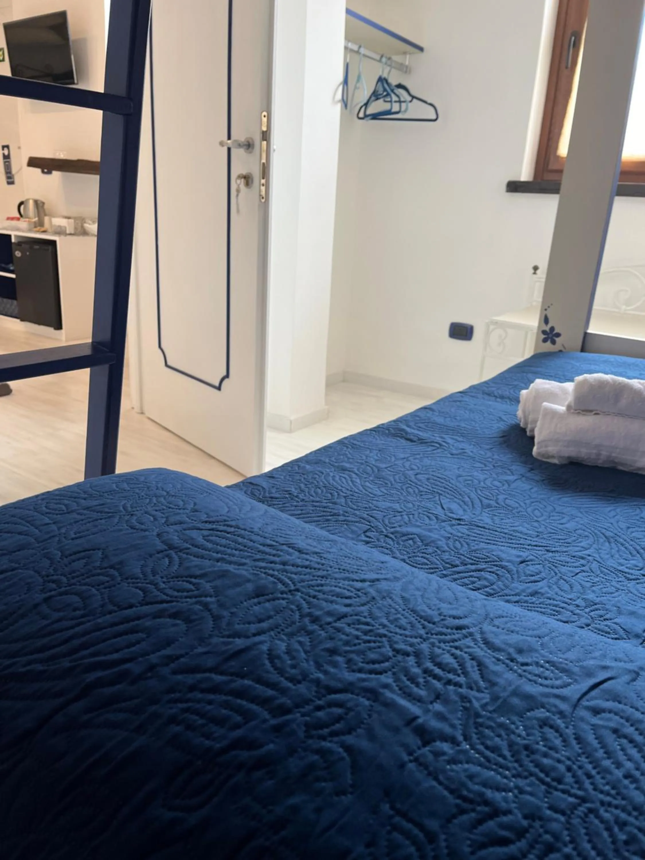 Bedroom, Bed in Hill Valley View