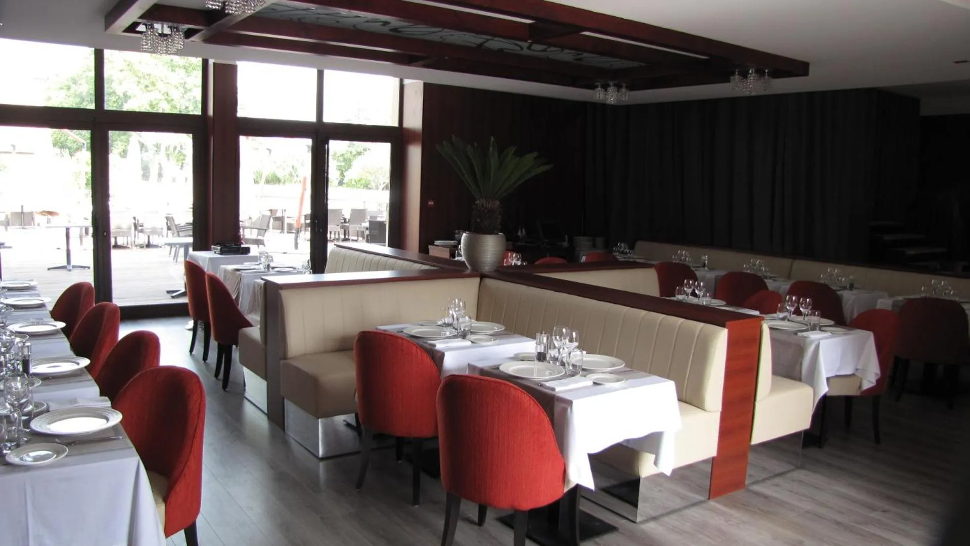 Restaurant/places to eat in Ile du Gua Suites