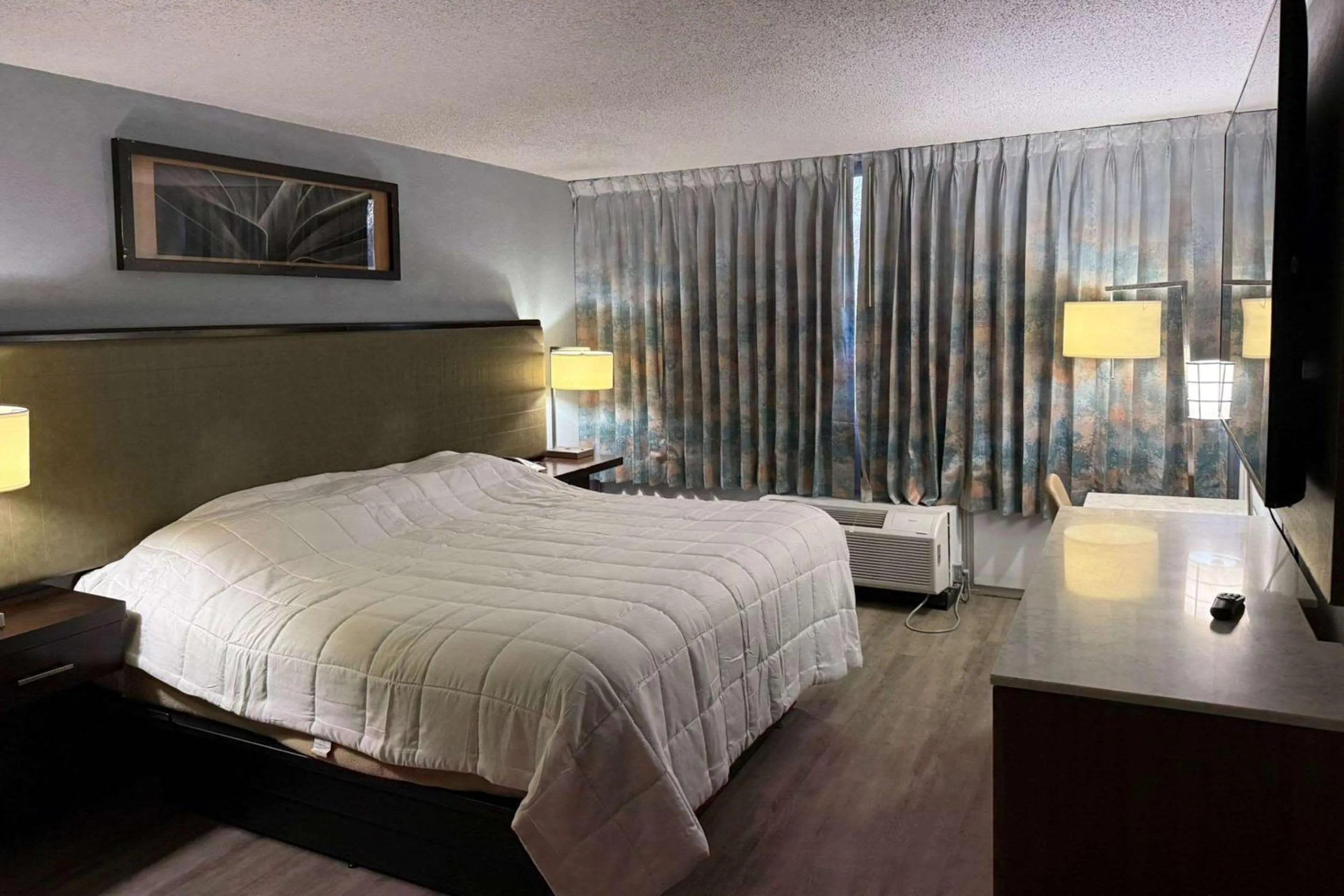 Bedroom, Bed in Suburban Studios Fairborn - Dayton