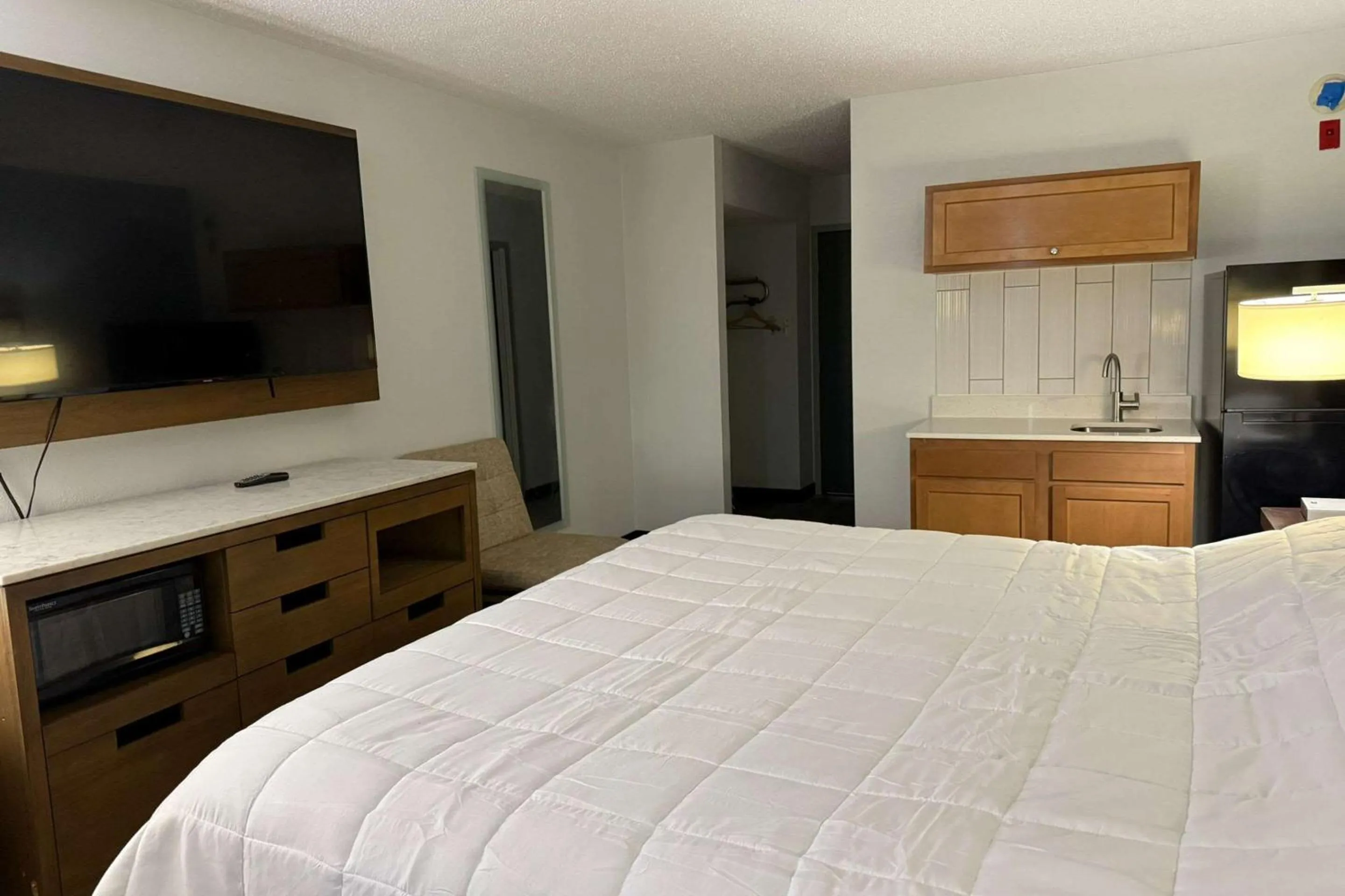 Bedroom, Bed in Suburban Studios Fairborn - Dayton