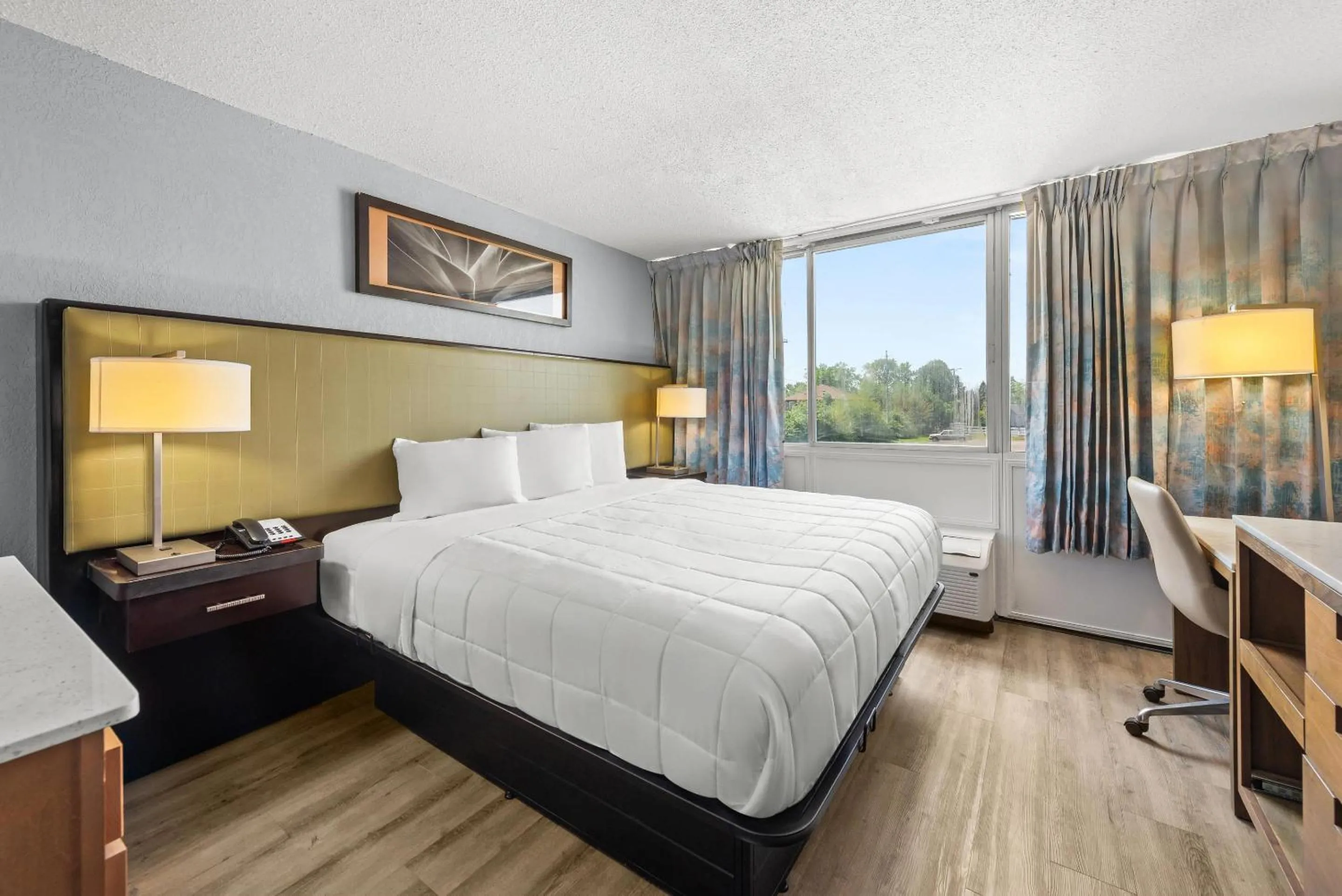 Bedroom, Bed in Suburban Studios Fairborn - Dayton