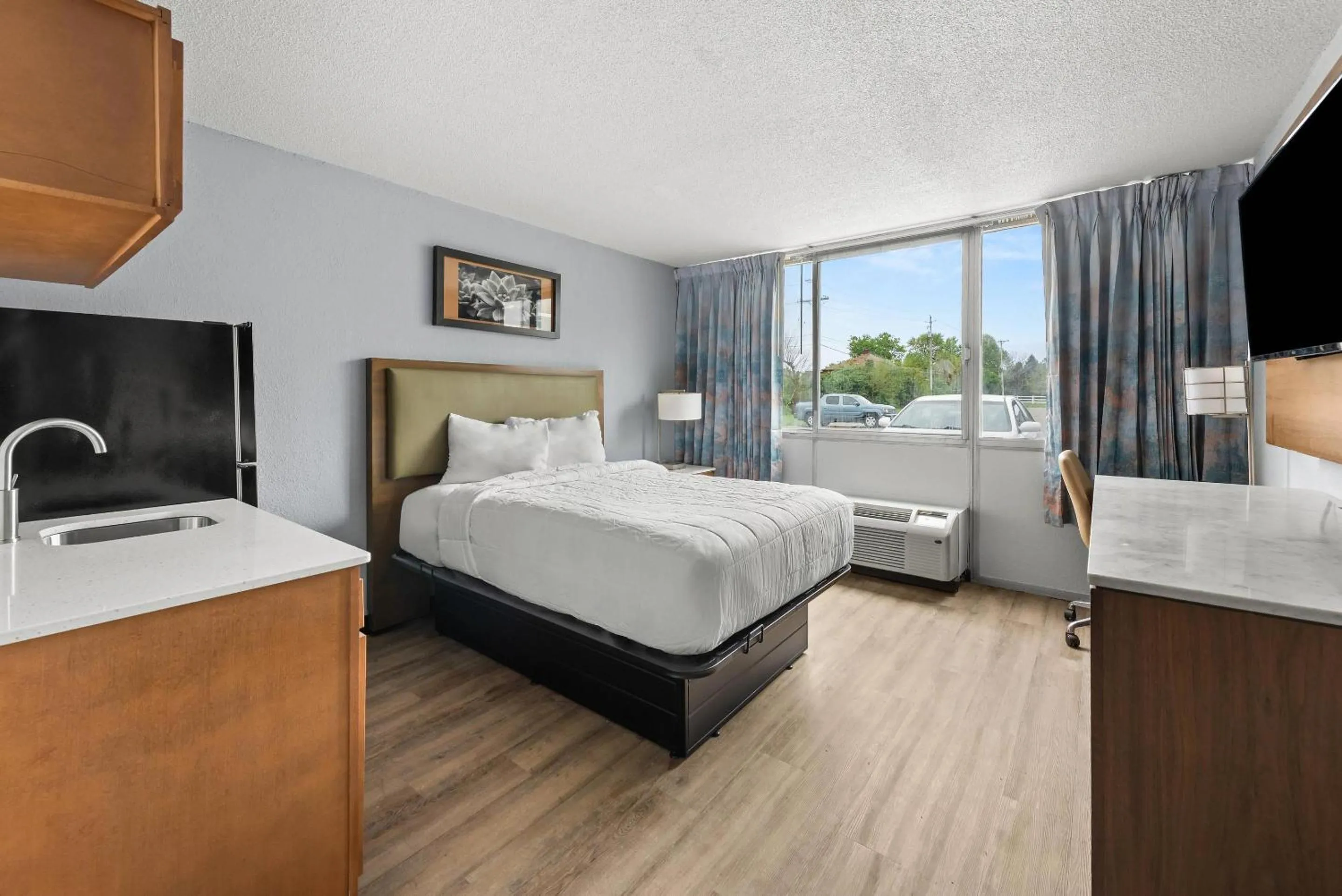 Bedroom, Bed in Suburban Studios Fairborn - Dayton