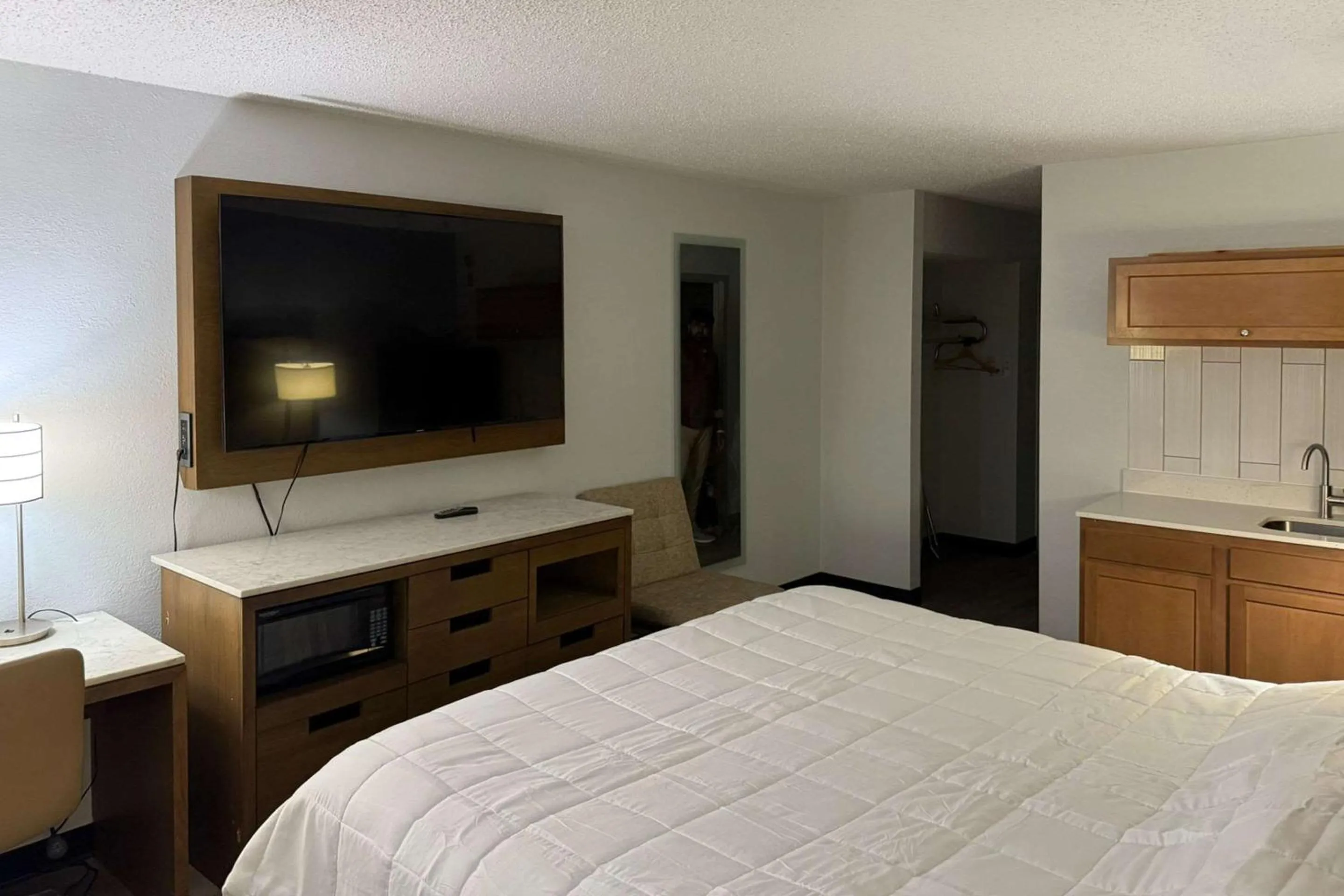 Bedroom, Bed in Suburban Studios Fairborn - Dayton