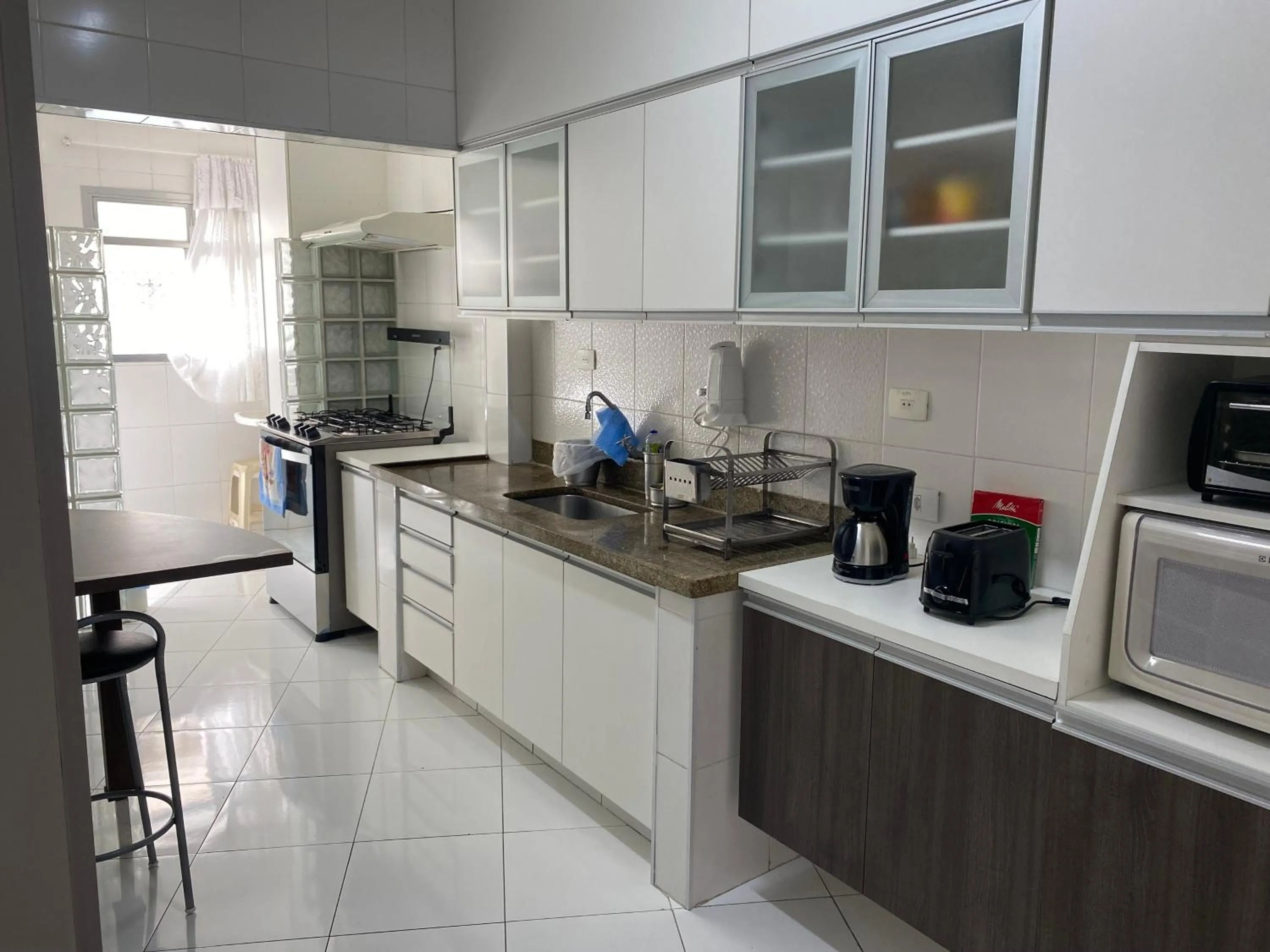 Kitchen or kitchenette in Apto praia do Tombo - Guarujá