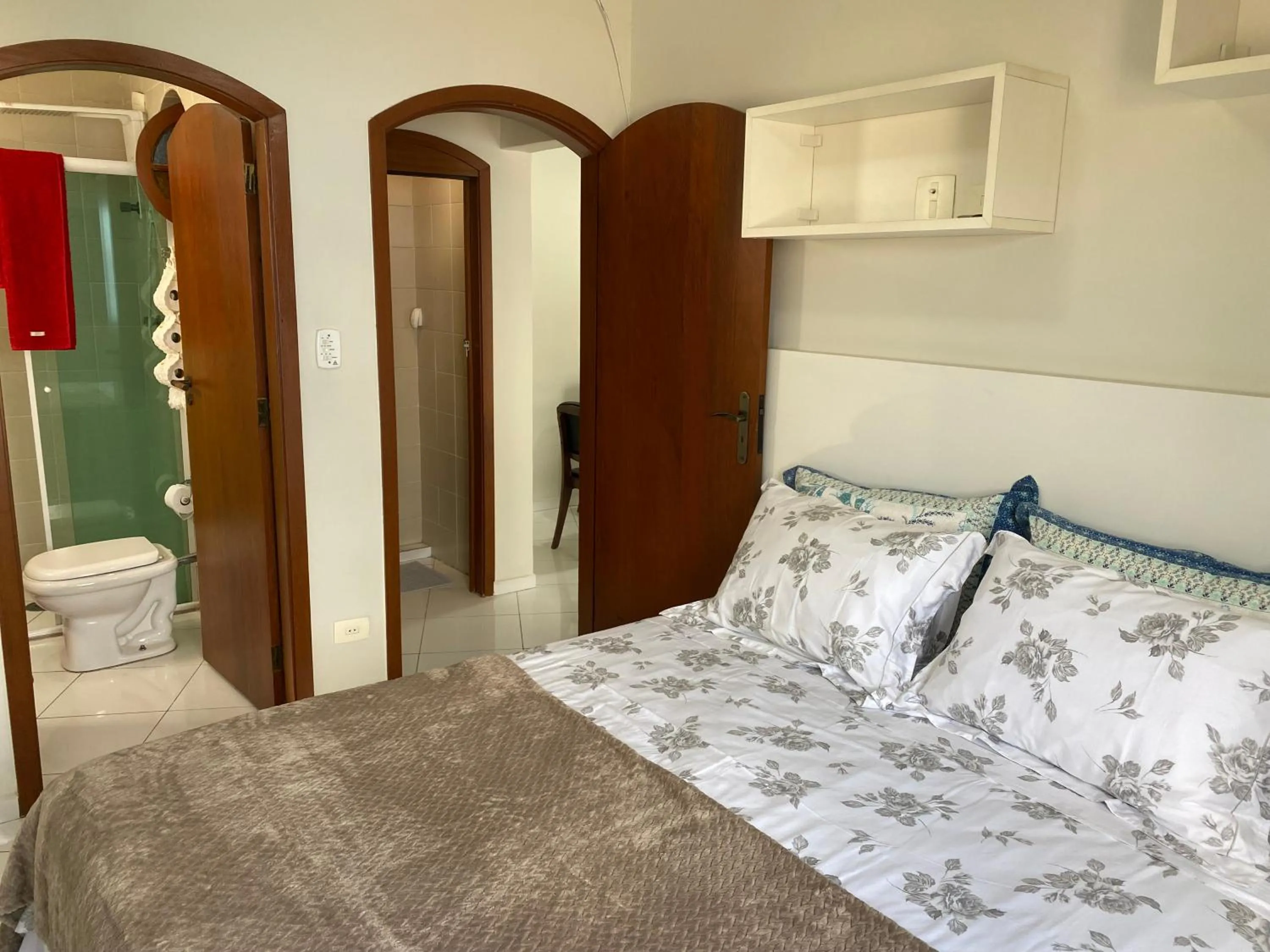 Bedroom, Bed in Apto praia do Tombo - Guarujá