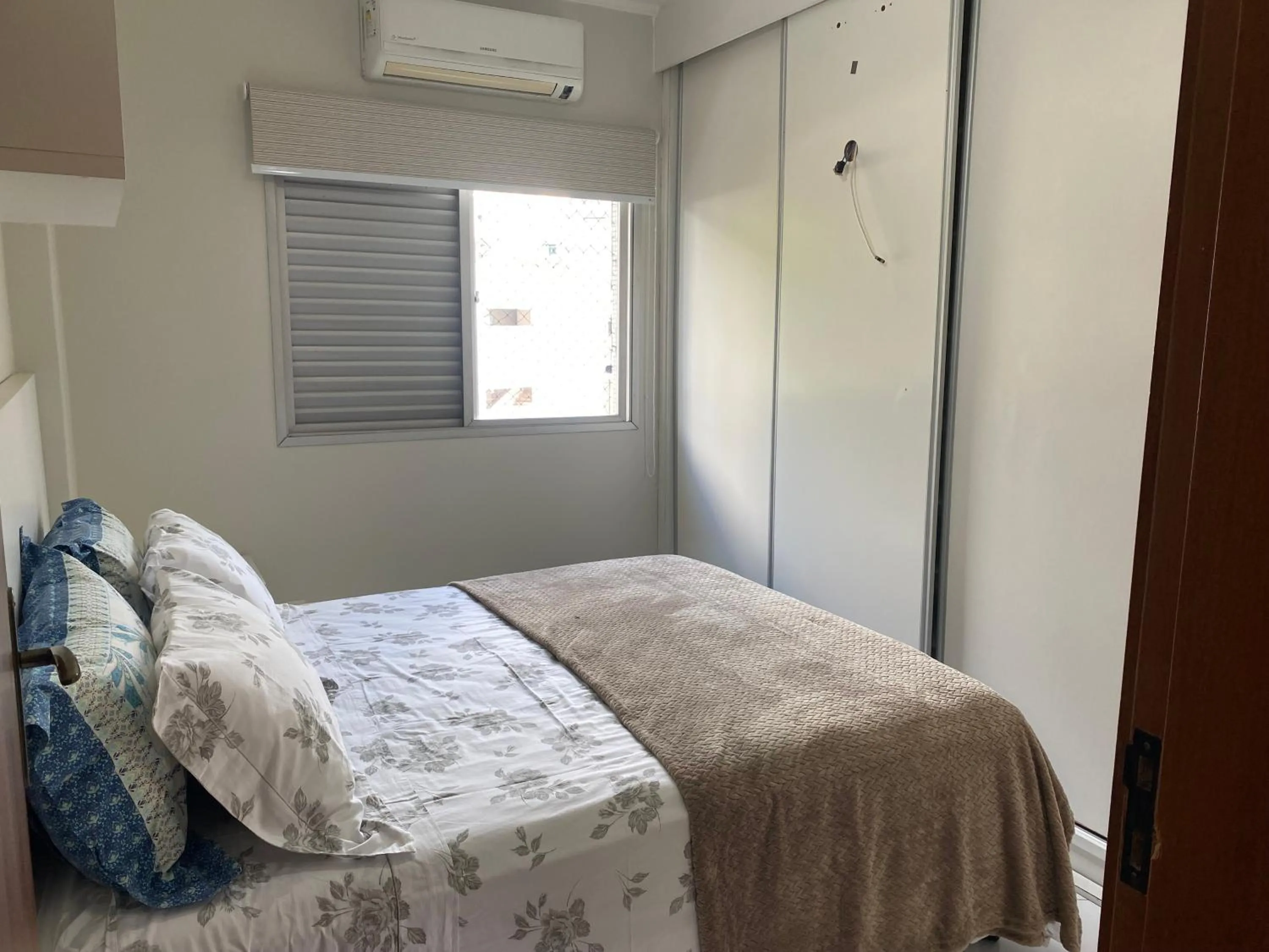 Bedroom, Bed in Apto praia do Tombo - Guarujá