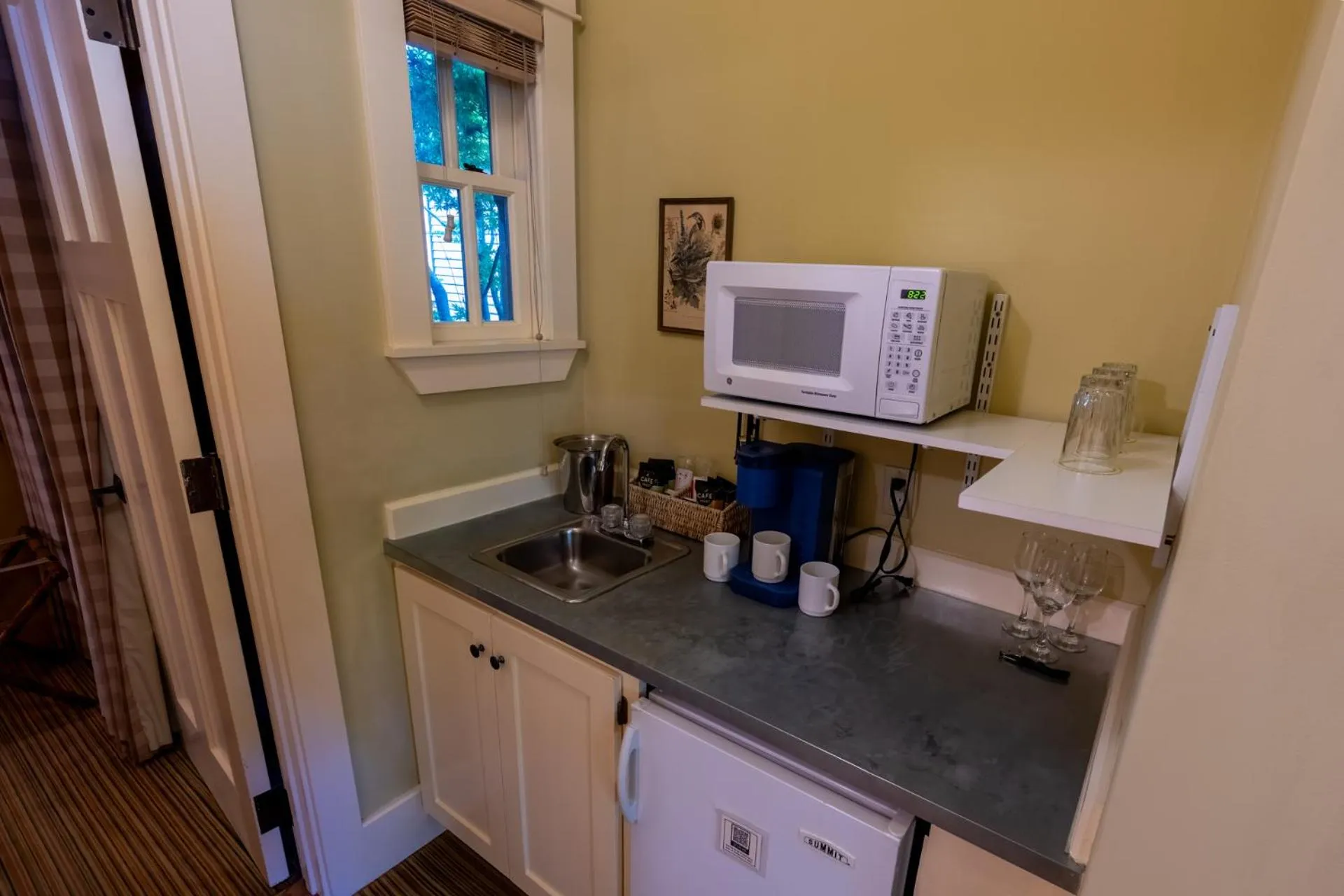 Kitchen or kitchenette in Tallman Hotel