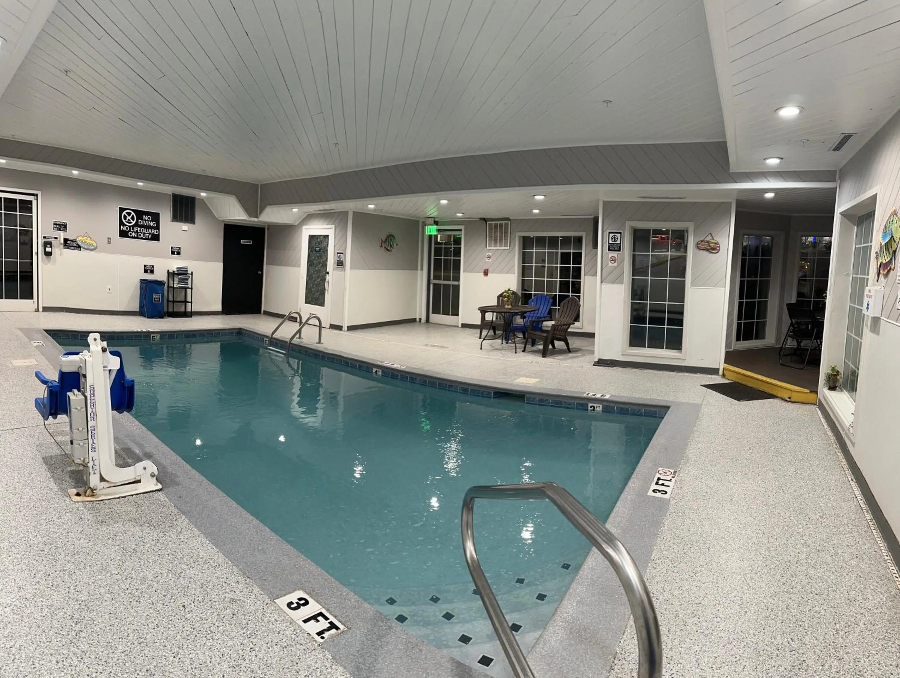 Swimming pool in Guesthouse Inn & Suites Lexington