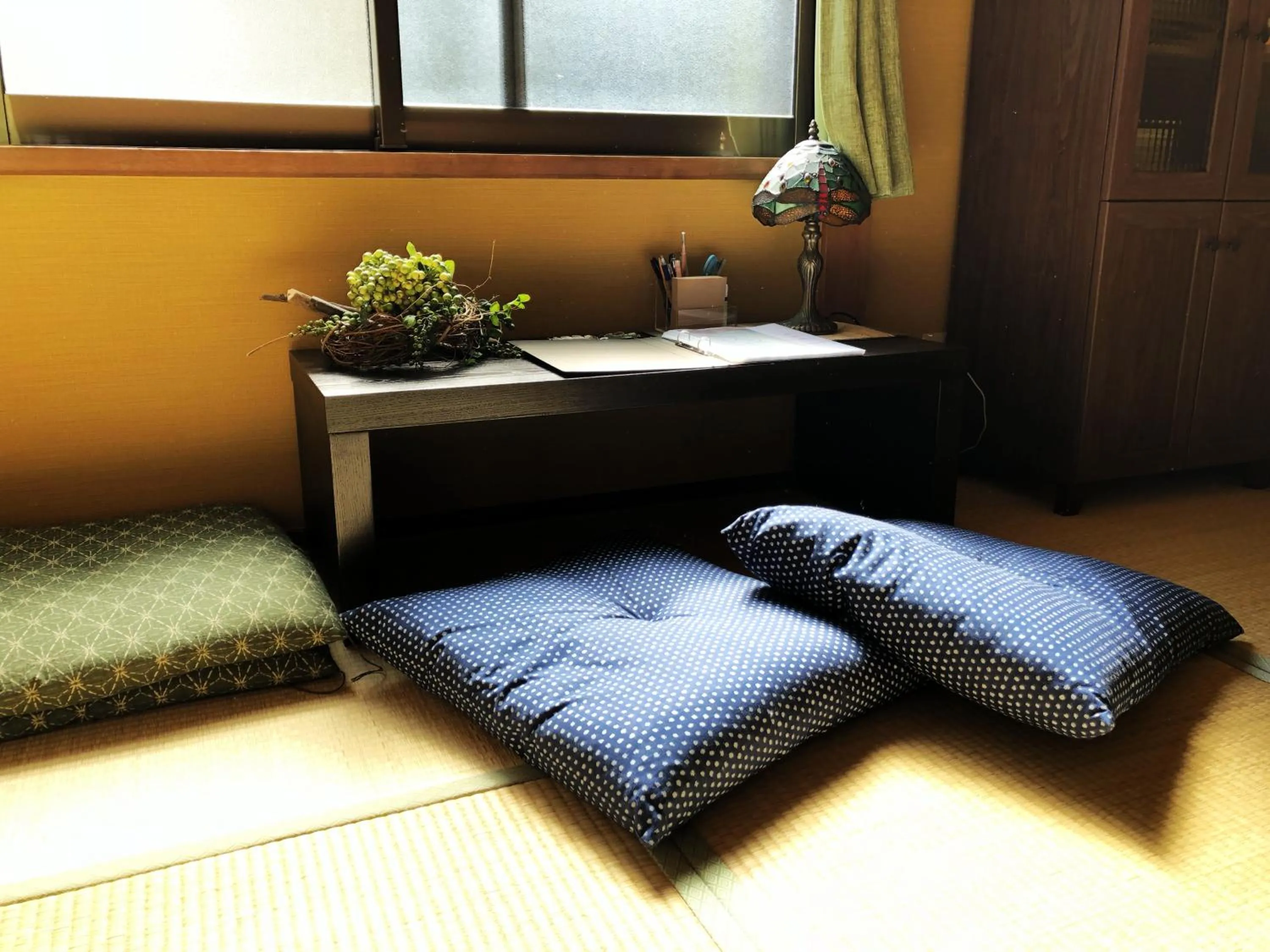 Living room, Bed in A Leaf Inn